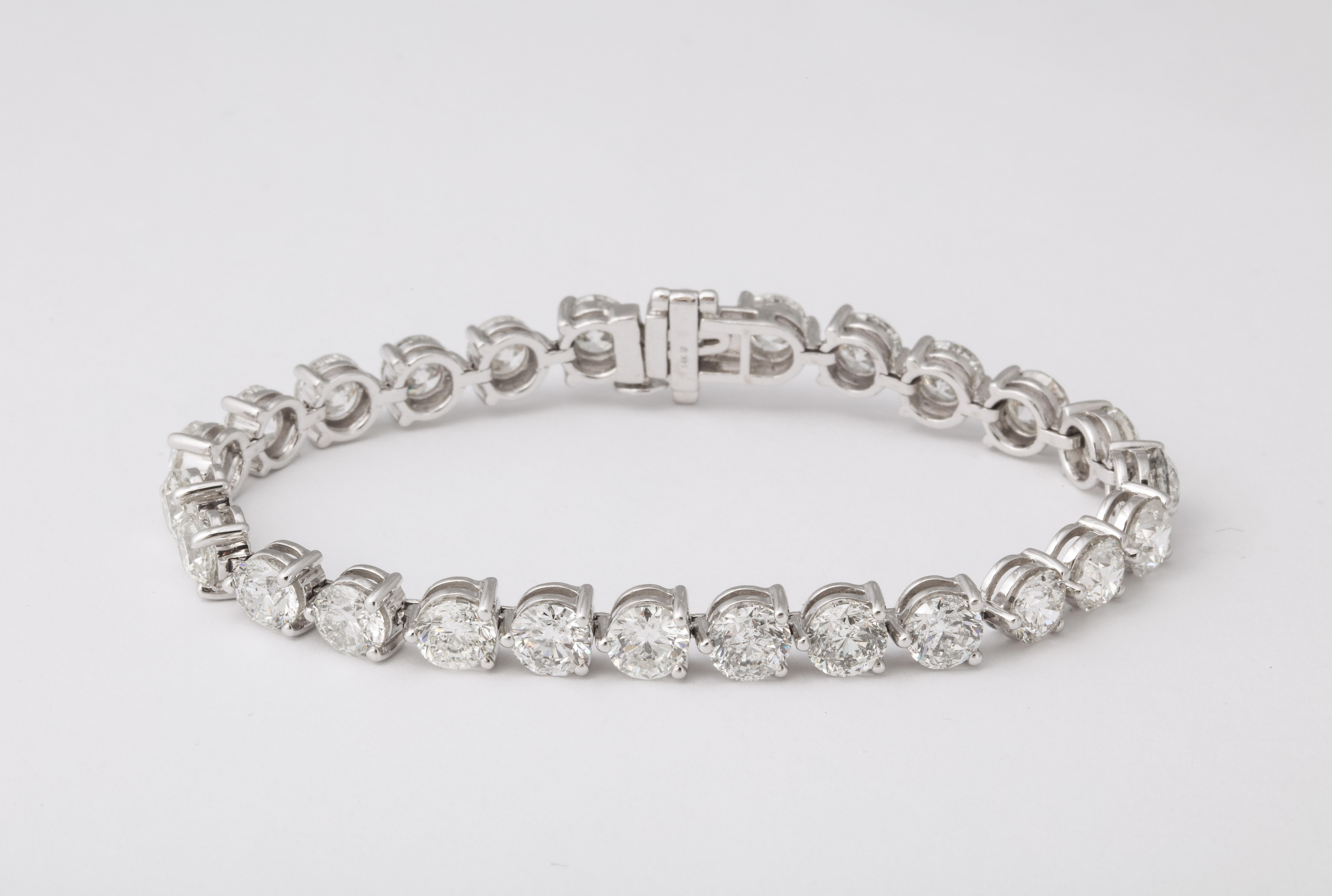 Bracelet tennis à trois griffes en diamants de 20 carats en vente 1