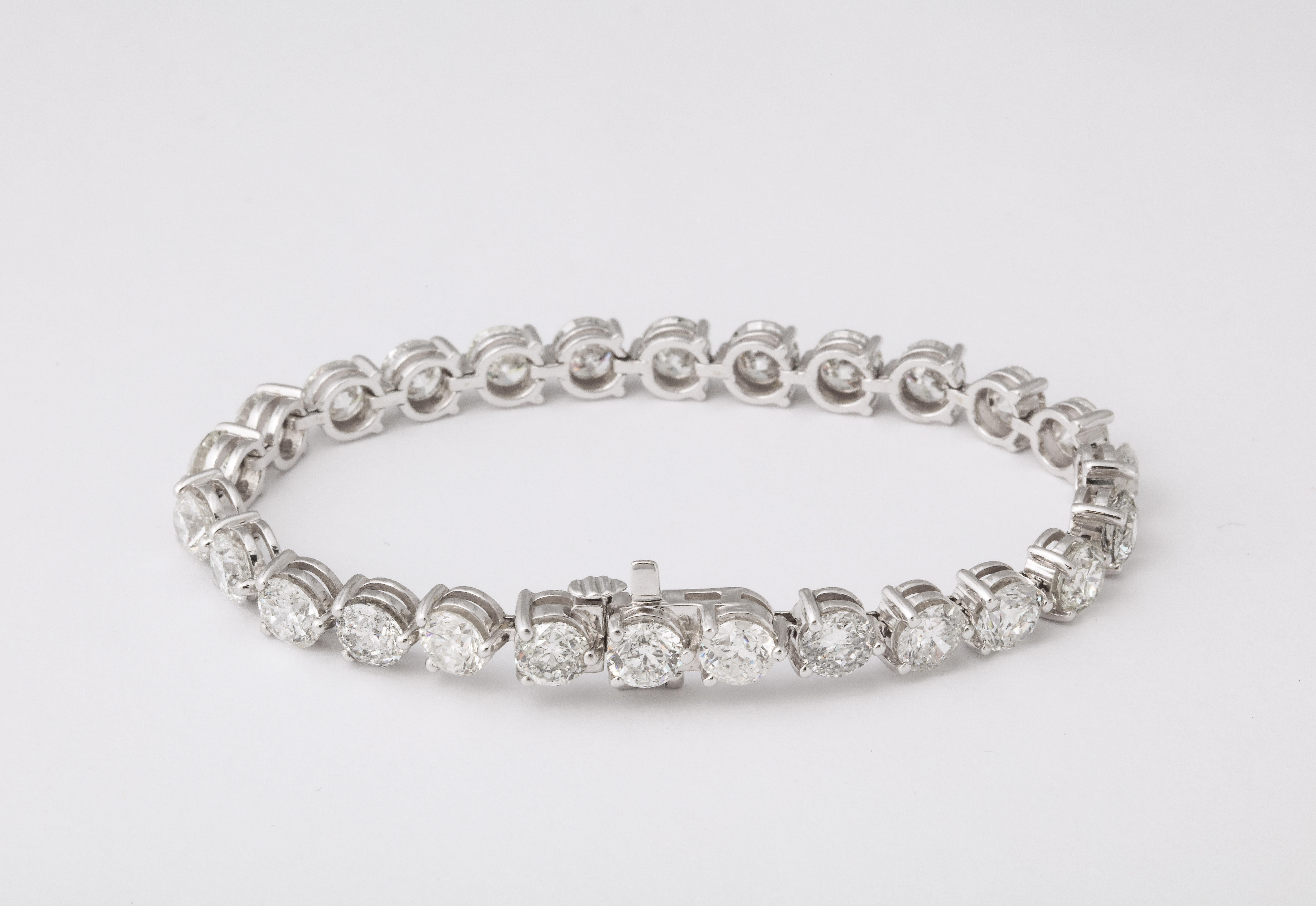 20 Carat Three Prong Diamond Tennis Bracelet In New Condition For Sale In New York, NY