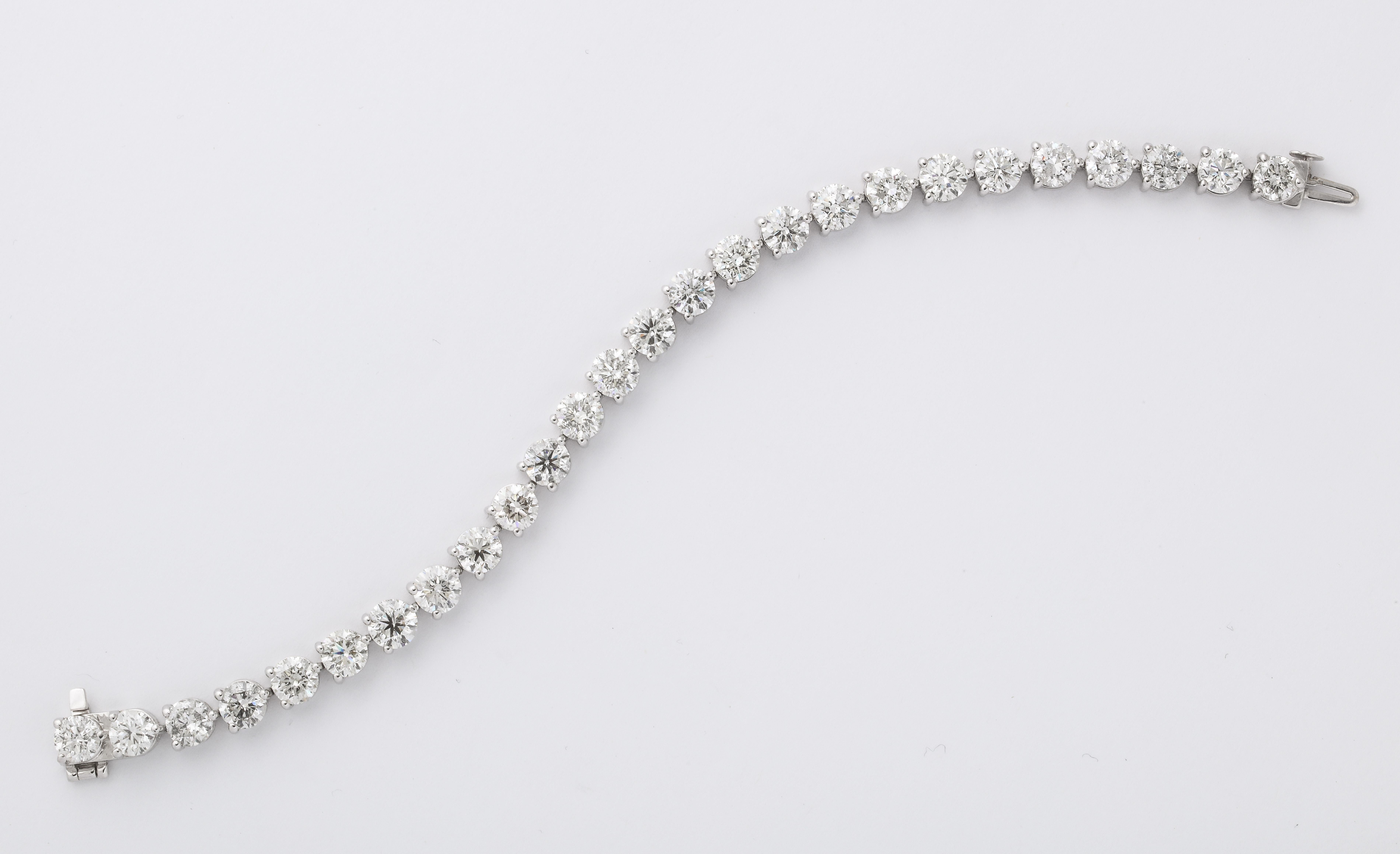 Bracelet tennis à trois griffes en diamants de 20 carats en vente 4