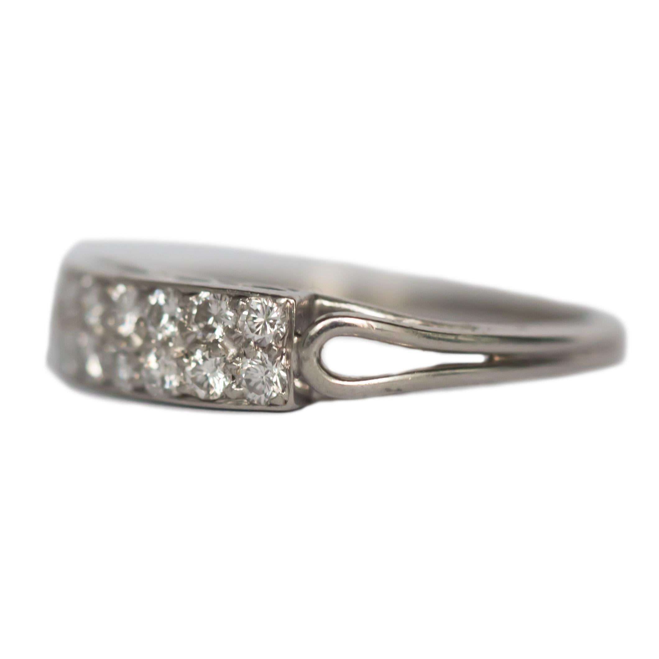 Taille de lla bague : 6
Type de métal : Platine
Poids : 3,2 grammes

Détails de la pierre : 
Forme : Coupe européenne ancienne
Poids total en carats : 0,20 carats au total
Couleur : F
Clarté : VS


Mesure du doigt au sommet de la pierre : 2,98