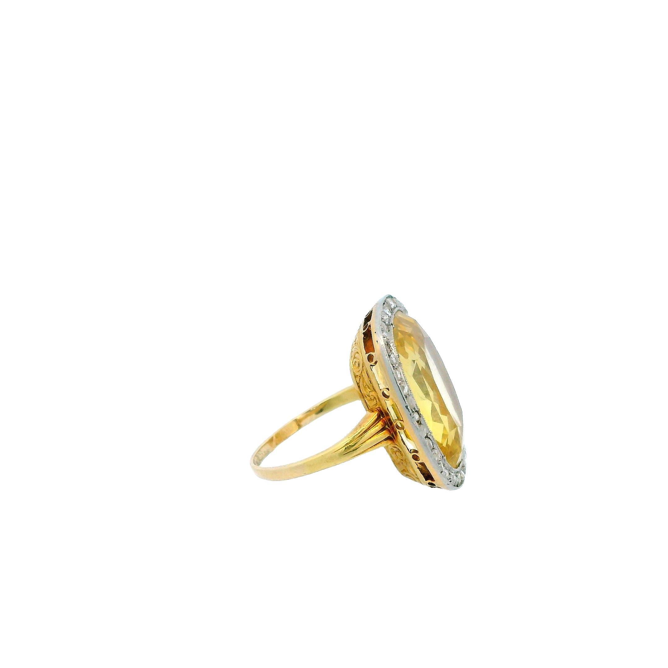 Une étude de la brillance, de la couleur et de l'élégance.

Cette bague remarquable met en valeur un magnifique saphir jaune d'environ 20,0 carats. La pierre taillée en coussin rayonne d'une teinte chaude et dorée, entourée d'un halo d'accents