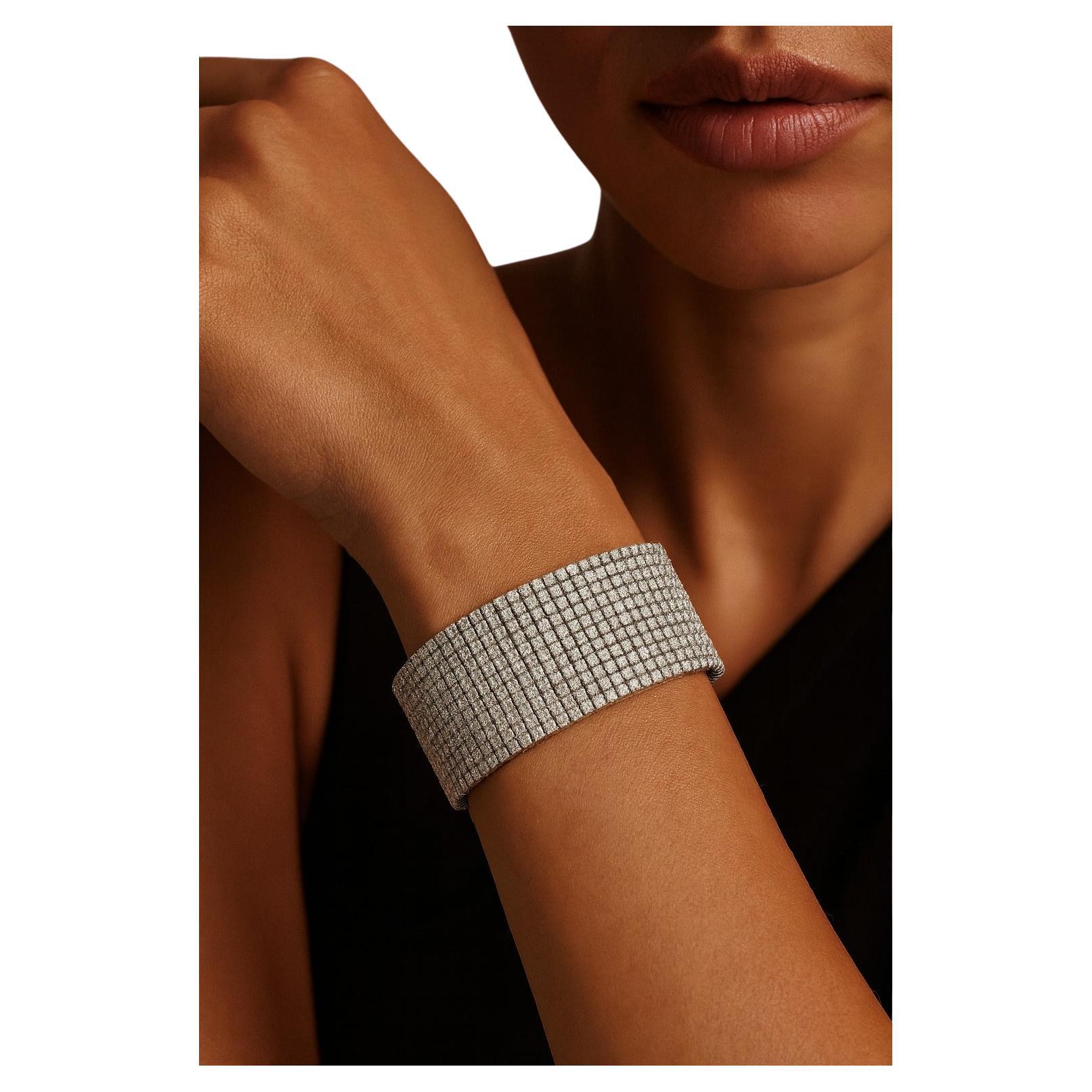 Pulsera brazalete de diamantes de oro blanco de 18 quilates

Este excepcional brazalete ancho está fabricado en oro blanco macizo de 18 quilates y pesa unos impresionantes 57,00 gramos. Mide 15,5 cm de largo y 0,85 cm de ancho, y luce una presencia