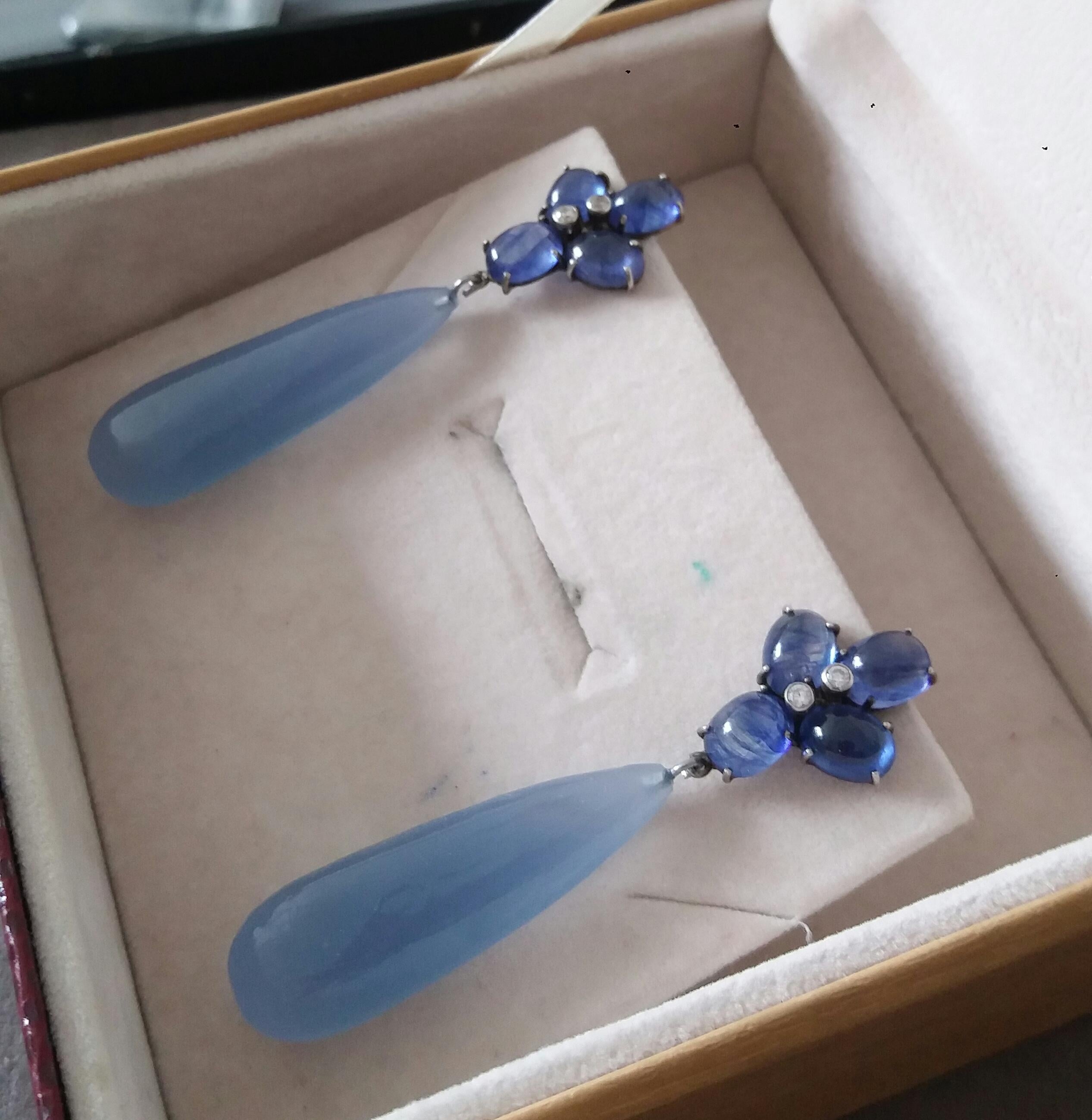 20 Carats Blue Sapphire Cabs Gold Diamonds Pear Shape Chalcedony Drops Earrings en vente 3