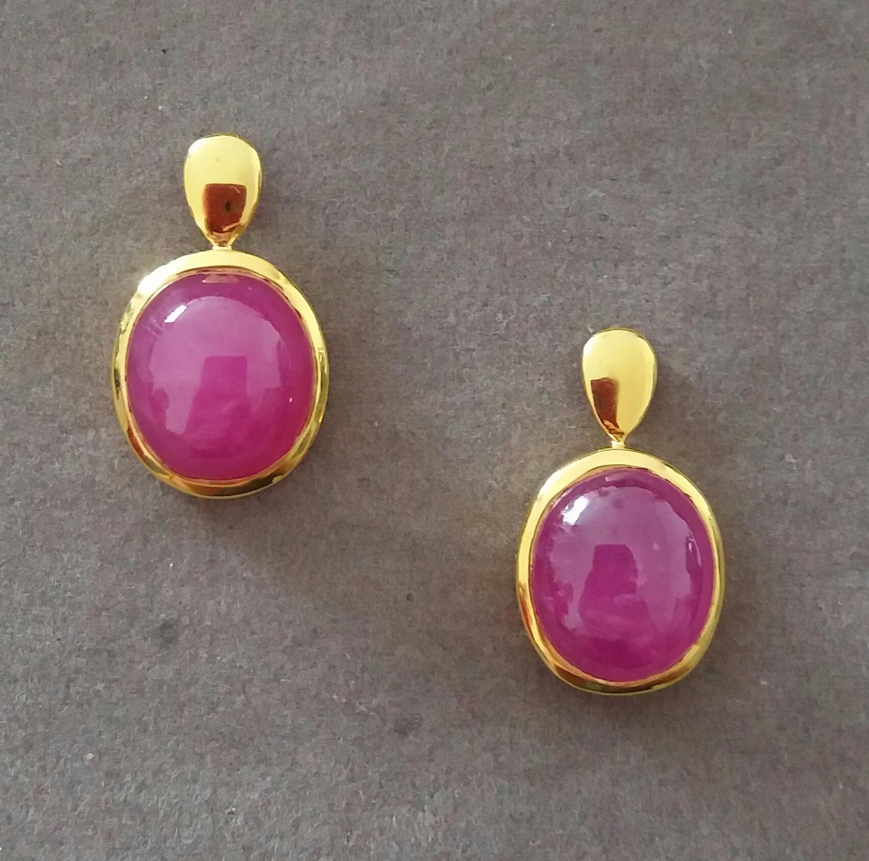 LES FRAIS D'EXPÉDITION ET LES DROITS DE DOUANE SONT À LA CHARGE DU VENDEUR.

Boucles d'oreilles Simple Chic  composé de 2 cabochons ovales en rubis naturel  mesurant 11x 12 mm et pesant 20 carats serti dans un chaton jaune 14 Kt.

En 1978, notre
