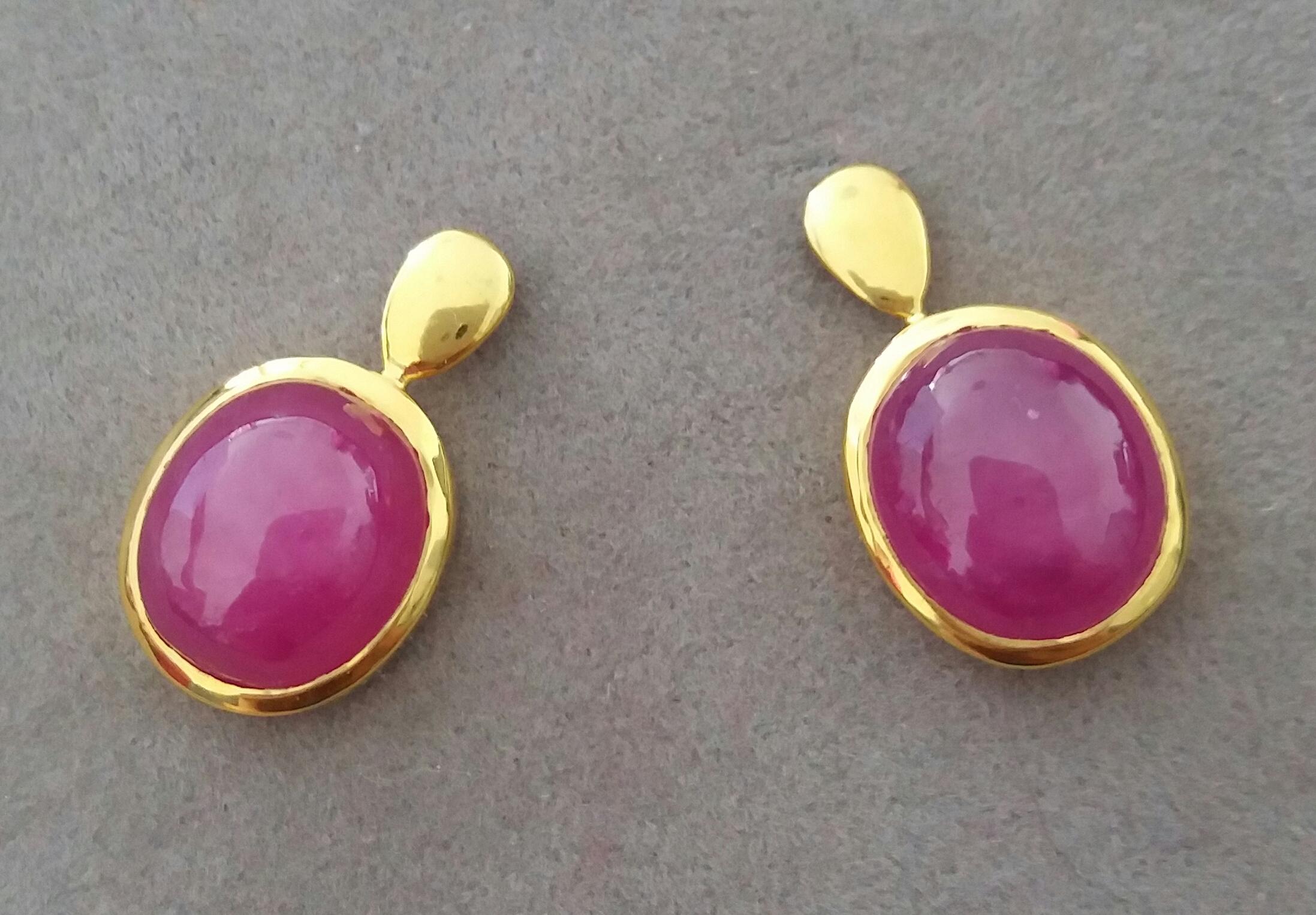 20 Carats Natural Ruby Oval Cabochons 14 Kt Gold Bezel Stud Earrings In Good Condition In Bangkok, TH