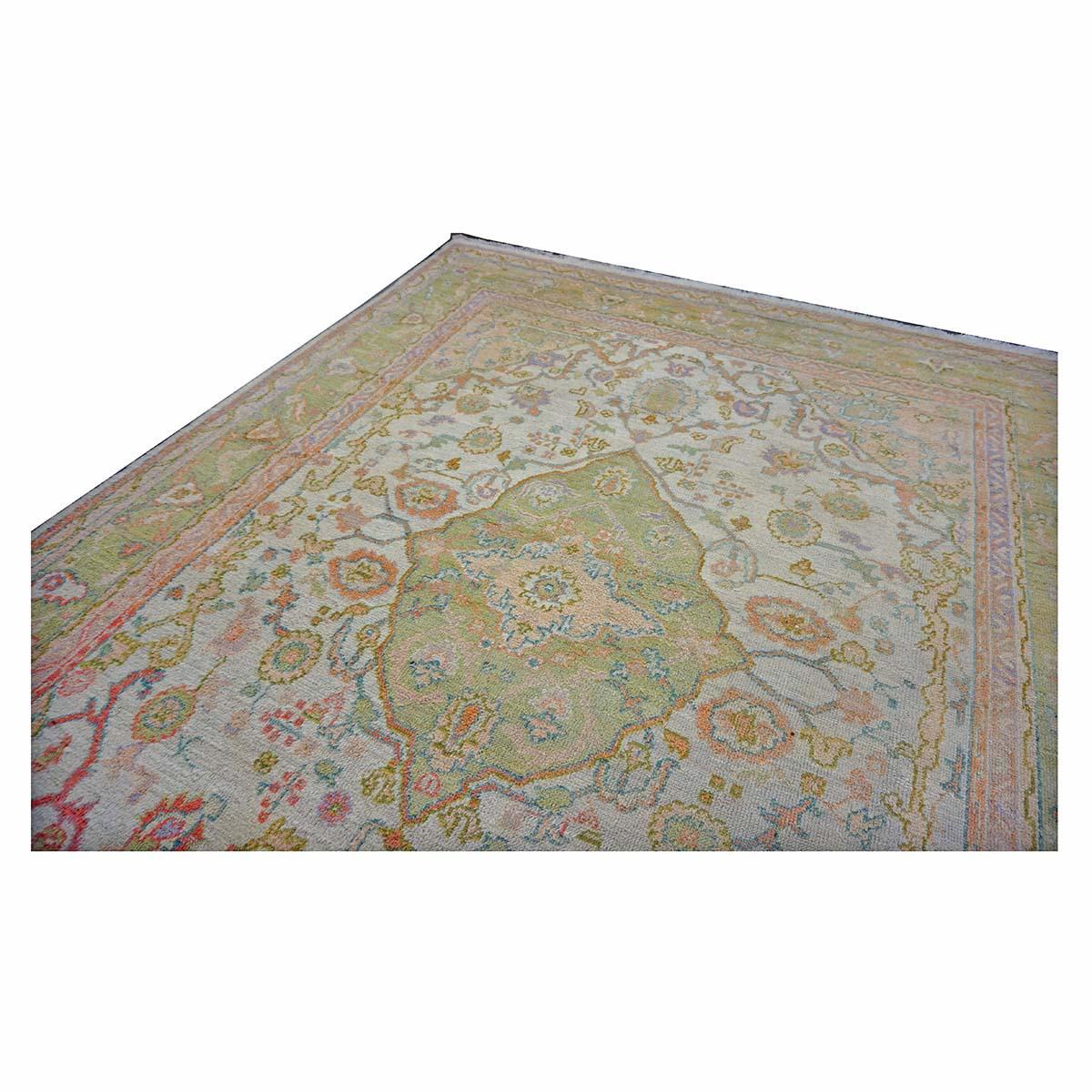   Ashly Fine Rugs präsentiert einen türkischen Oushak 10X13 handgefertigten Teppich des 21. Jahrhunderts. Die Oushak-Knüpfungen begannen an einem Ort südlich von Istanbul, in einer Region, die der Namensgeber des Teppichs werden sollte, Oushak.