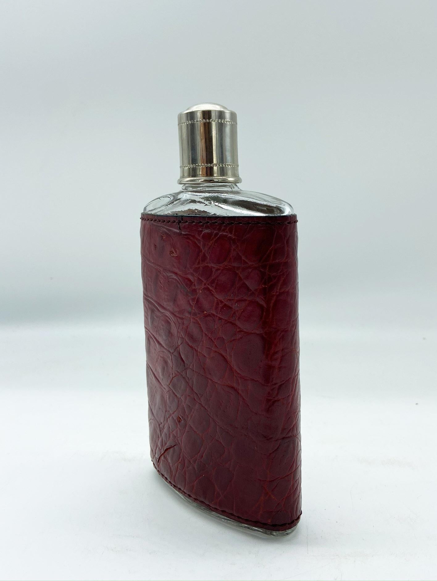 Handmade flask in leather, made in Italy.