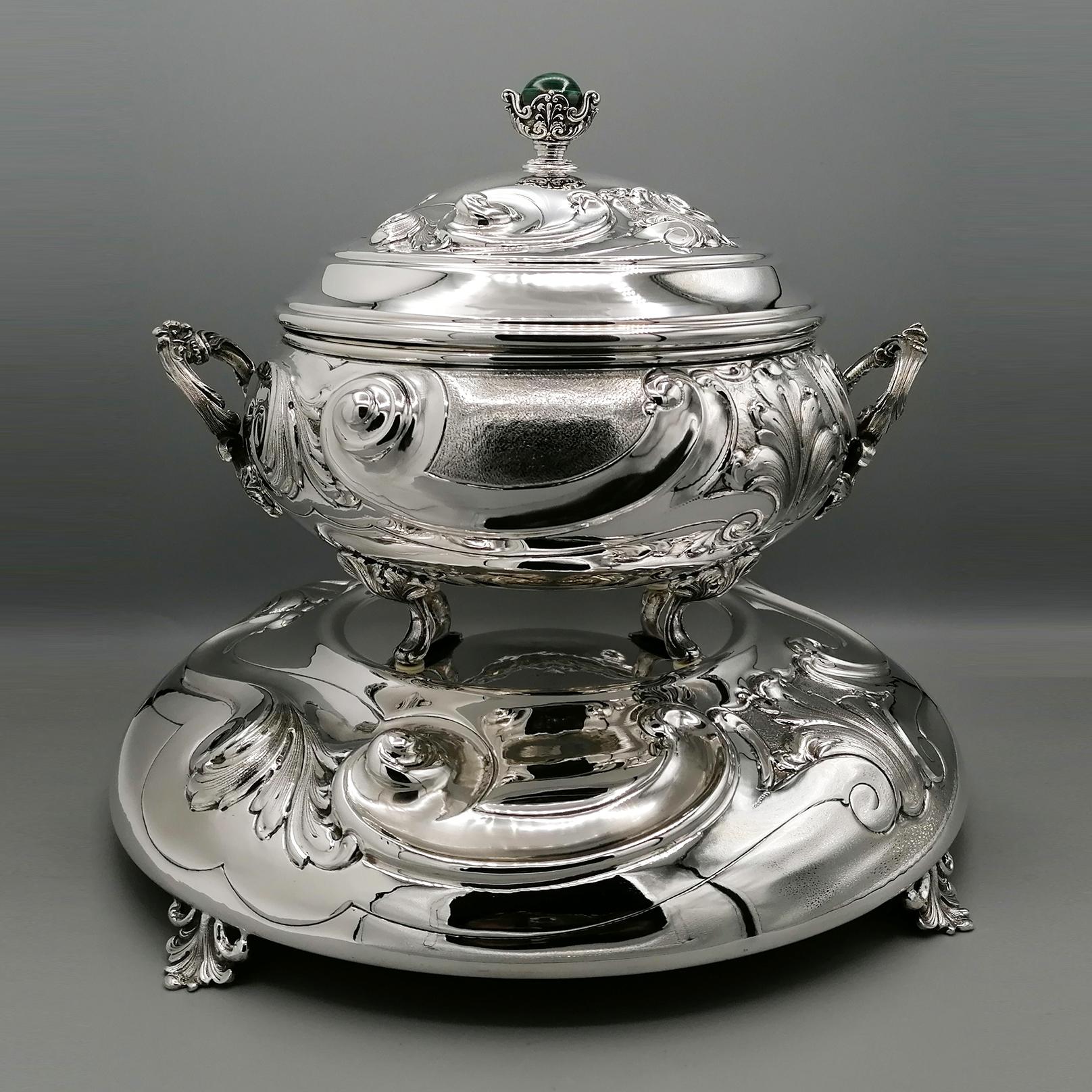 Baroque style solid silver tureen.
The body of the tureen is round where embossments have been made with volute designs and acanthus leaves.
Hand knurling was carried out between the embossed work and the polished parts.
Some parts of the scrolls