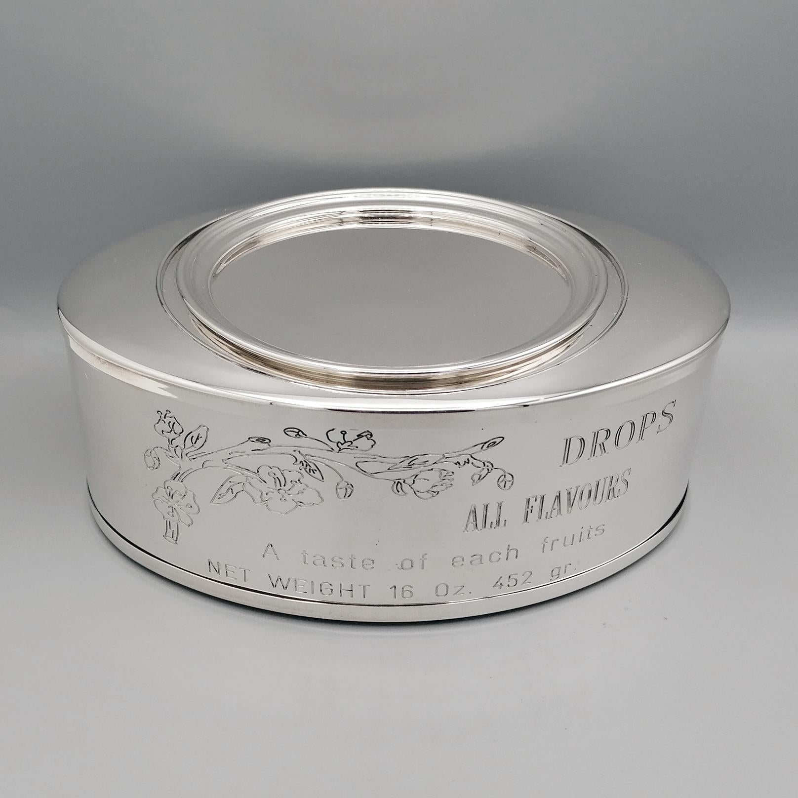The box was made from an 800 silver plate and subsequently shaped into an oval shape.
The external band has been engraved faithfully reproducing the old candy boxes from the first half of the 20th century.
Another box made of food grade plastic