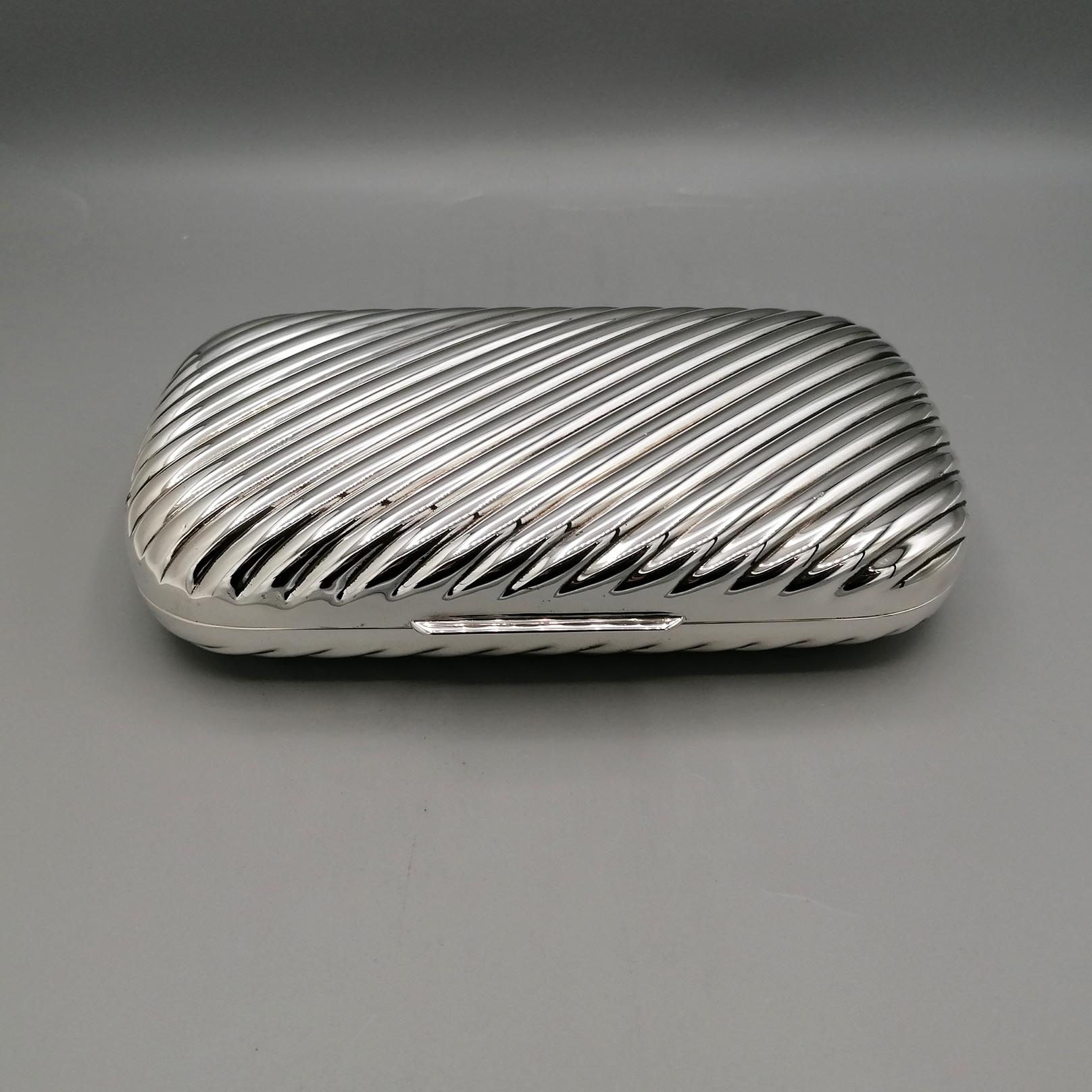 Hinged Sterling Silver Box.
The box is embossed and chiselled with diagonal lines, leaving the central part smooth and shiny to interpose a different space between the workings.
The shape is oblong, with the shape of a 