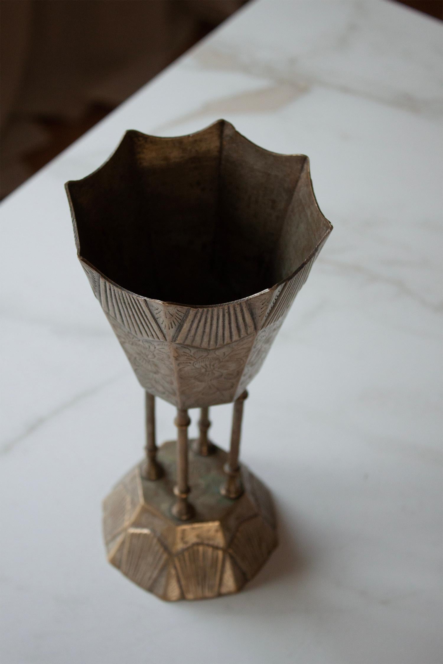 Jugendstiel-Vase aus Silberblech mit Fuß aus Zinn, 20. Jahrhundert  im Angebot 3