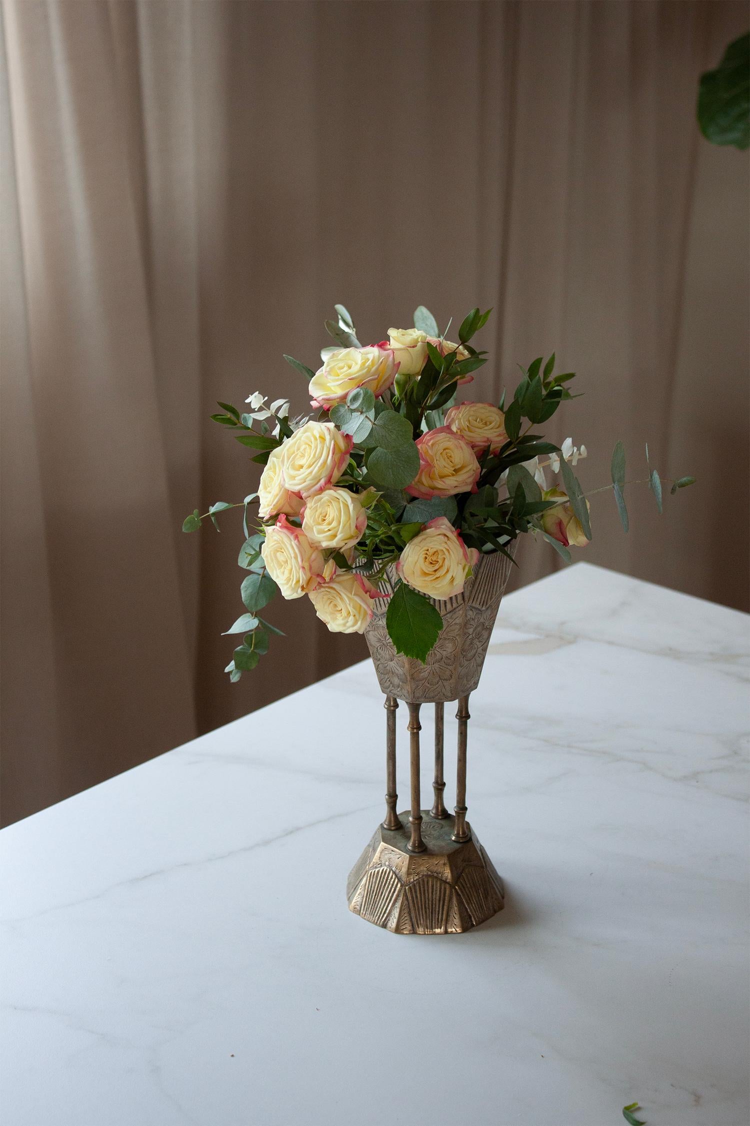 Jugendstiel-Vase aus Silberblech mit Fuß aus Zinn, 20. Jahrhundert  (Französisch) im Angebot