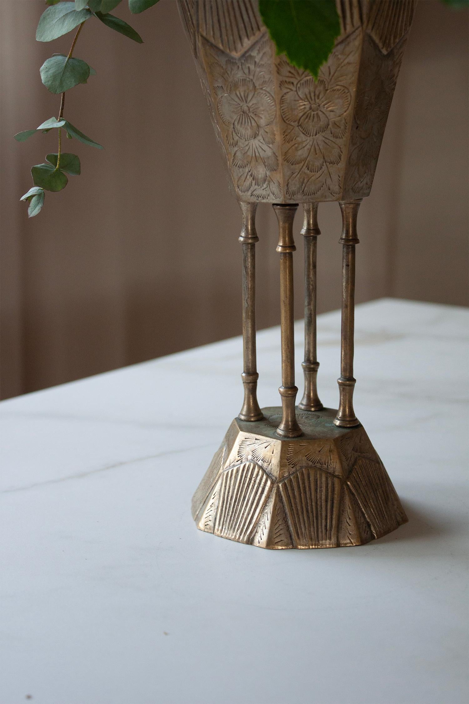 Ferronnerie Art Nouveau, Jugendstiel, gobelet à pilier, Vase à pied en étain argenté du 20ème siècle en vente