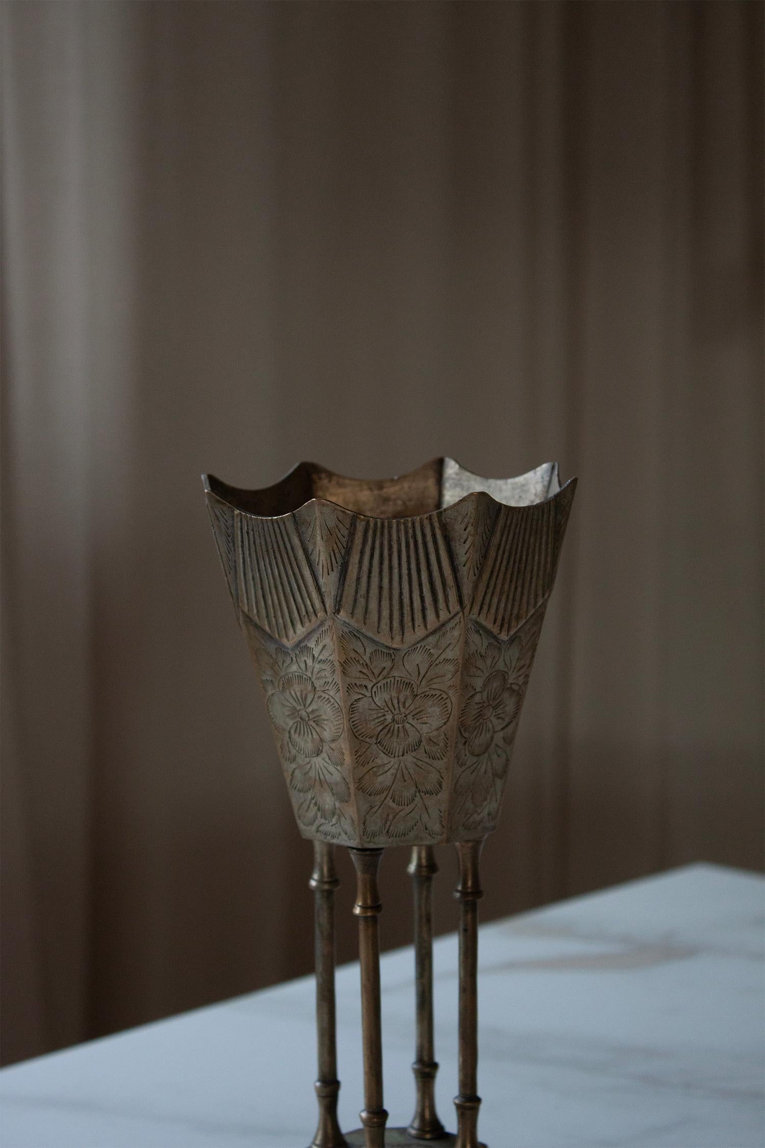Jugendstiel-Vase aus Silberblech mit Fuß aus Zinn, 20. Jahrhundert  (Metall) im Angebot