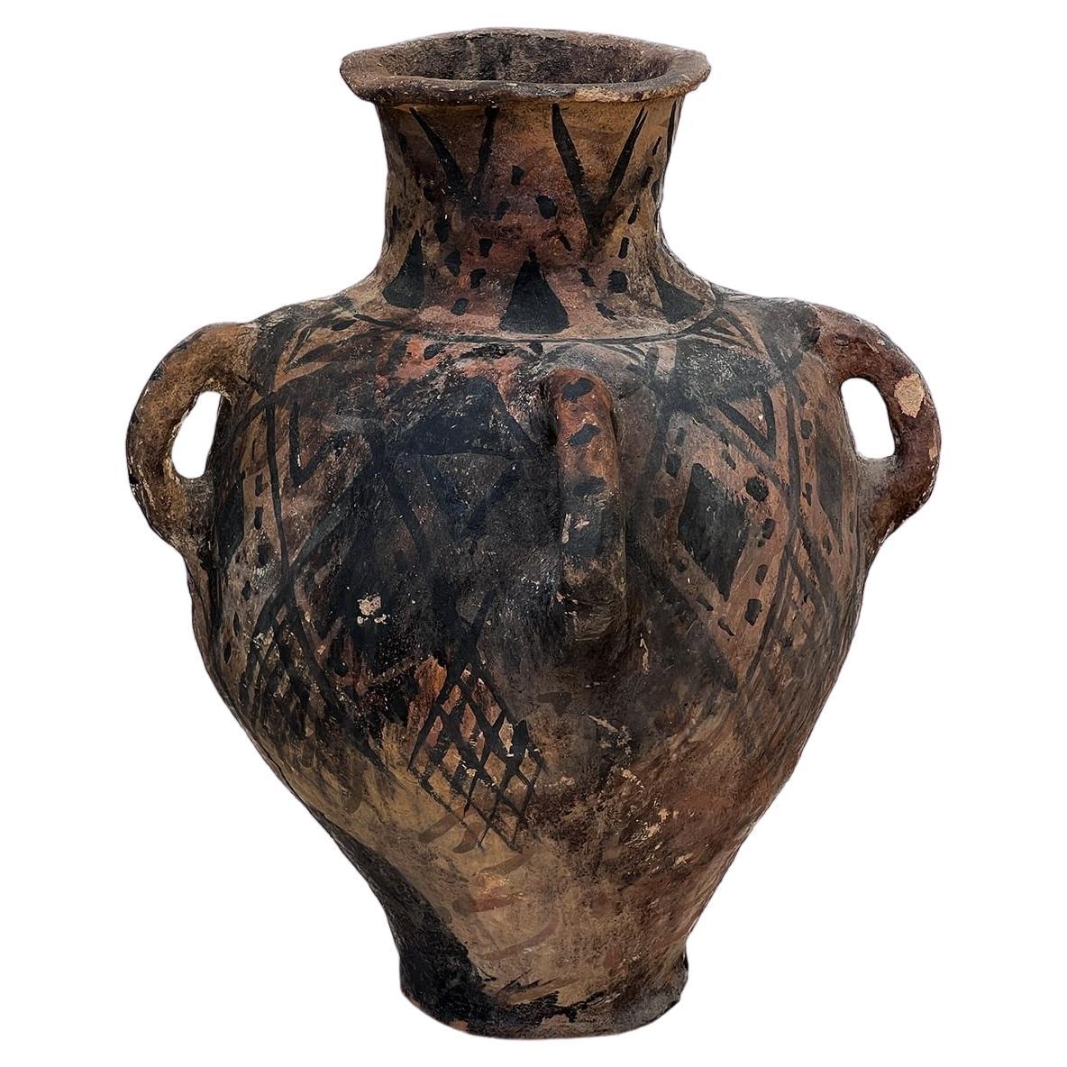 Vase de 20" en poterie néolithique chinoise en vente