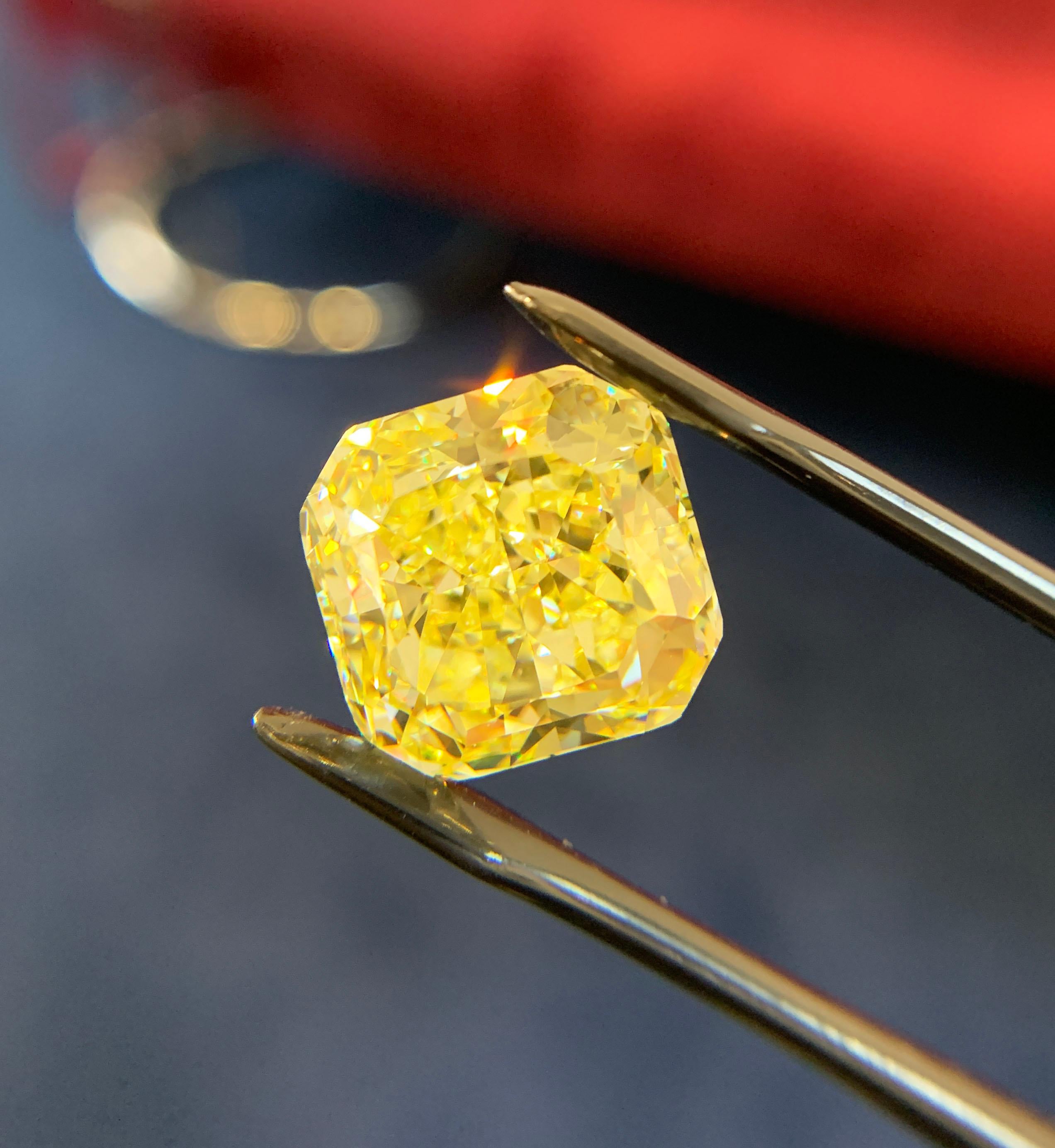20 Karat Ausgefallener intensiv gelber GIA-Verlobungsring mit drei Steinen im Strahlenschliff (Radiantschliff) im Angebot