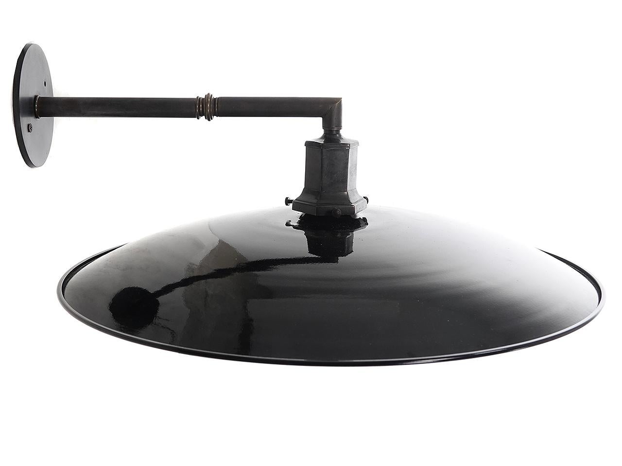 Industriel Appliques à abat-jour en porcelaine noir sur blanc de 20