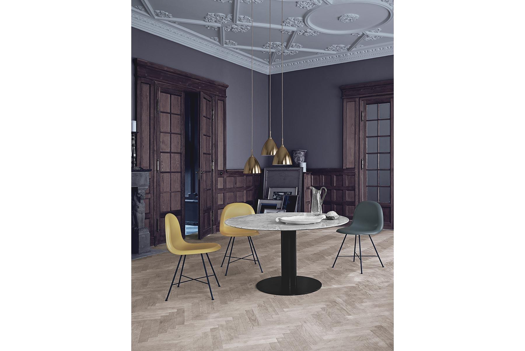 La table GUBI 2.0 de GUBI est fabriquée avec les meilleurs matériaux, ce qui contribue à son identité unique et exclusive. Avec sa forme circulaire ou elliptique, la table célèbre la manière authentique de rassembler les gens et permet une