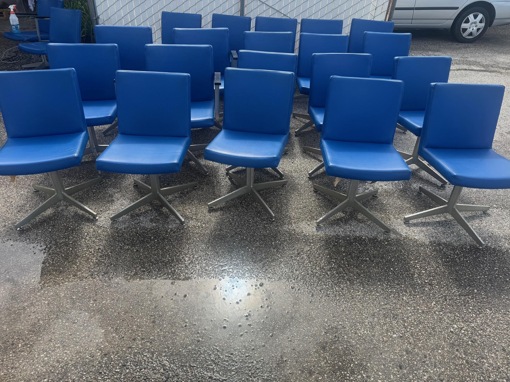 20 General Fireproofing Blue Vinyl and Aluminum Swivel Chairs In Good Condition For Sale In Pasadena, TX