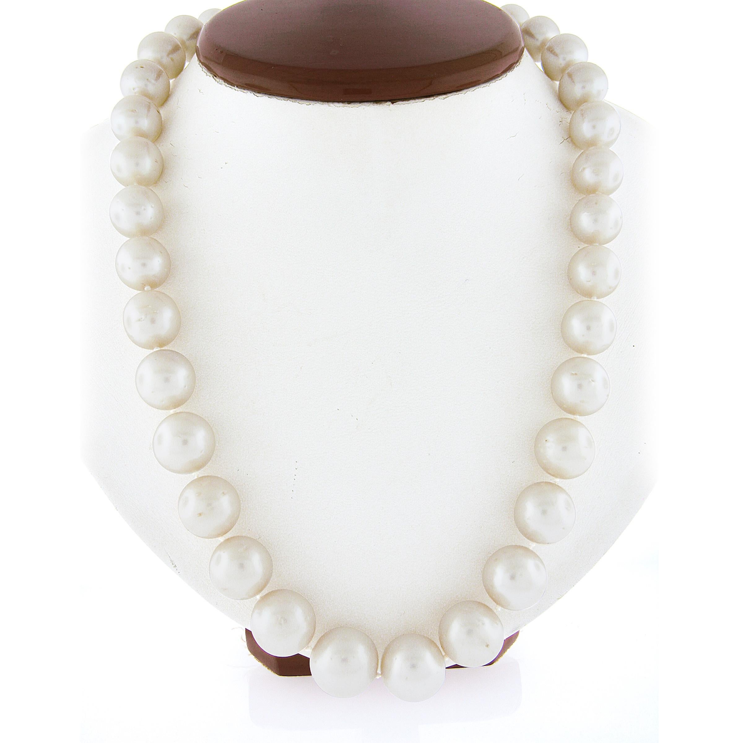 --Pierre(s) :...
(33) Diamants naturels authentiques - taille ronde brillante - sertis en pavé - couleur G-I - pureté VS2/SI1 - 0,75ctw (approx.)
(34) Perles de culture authentiques - forme de perle presque ronde - couleur blanche avec un lustre fin