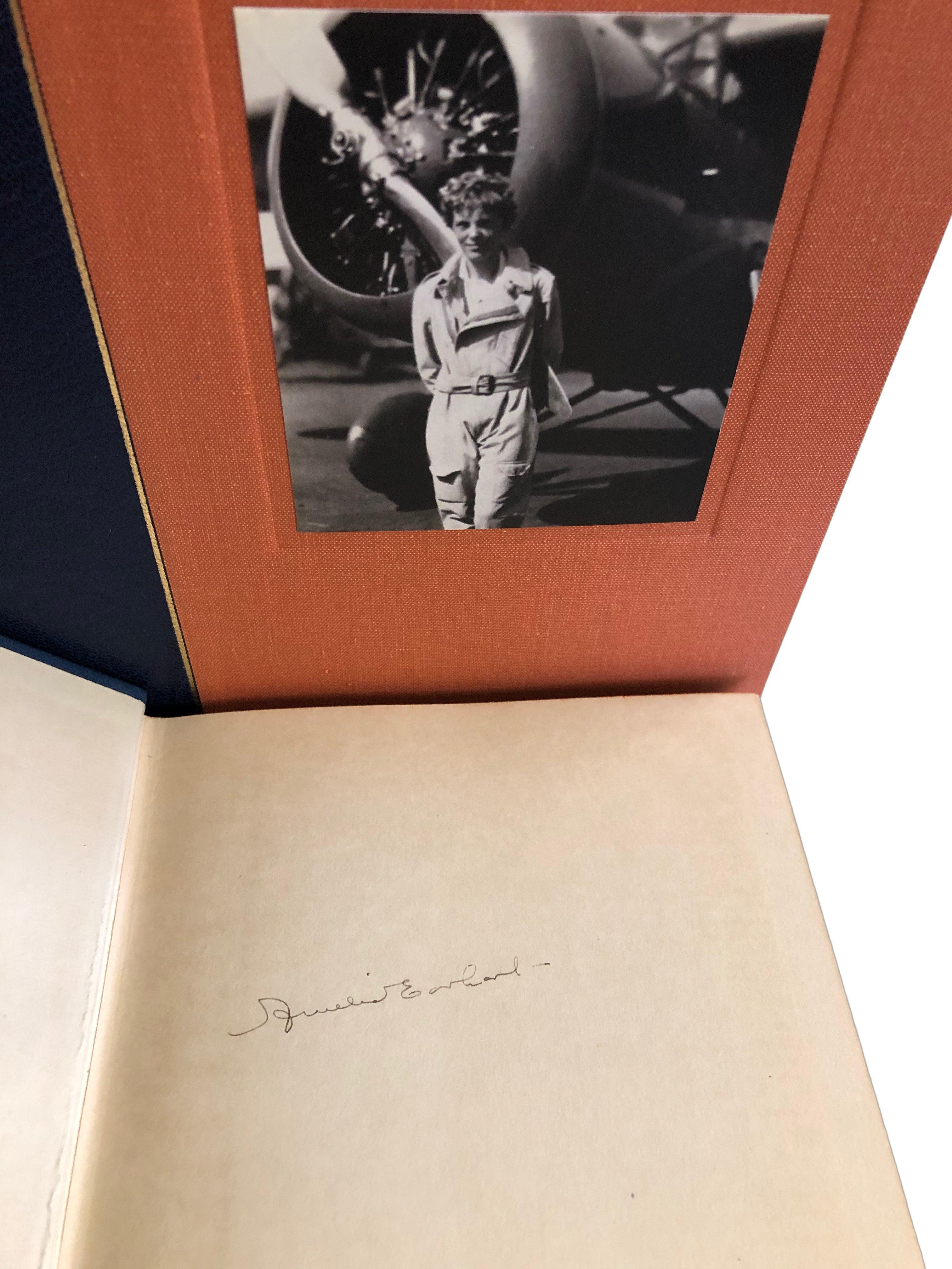 20 Hrs 40 Min, Our Flight in the Friendship, Signed by Amelia Earhart In Good Condition In Colorado Springs, CO