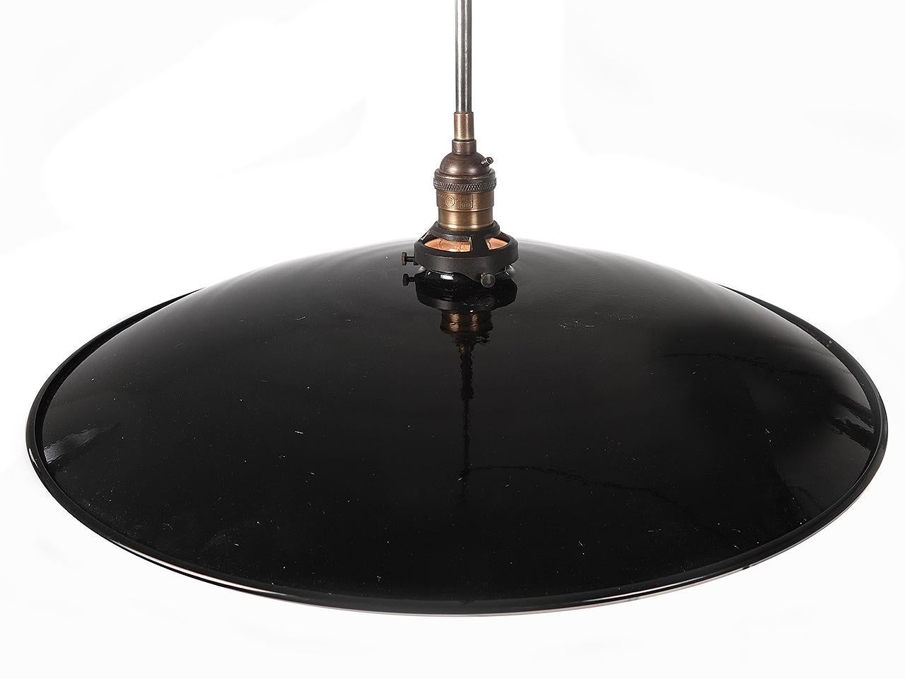 Mid-Century Modern Pendules bombées peu profondes en porcelaine noire/blance de 20 pouces de diamètre en vente