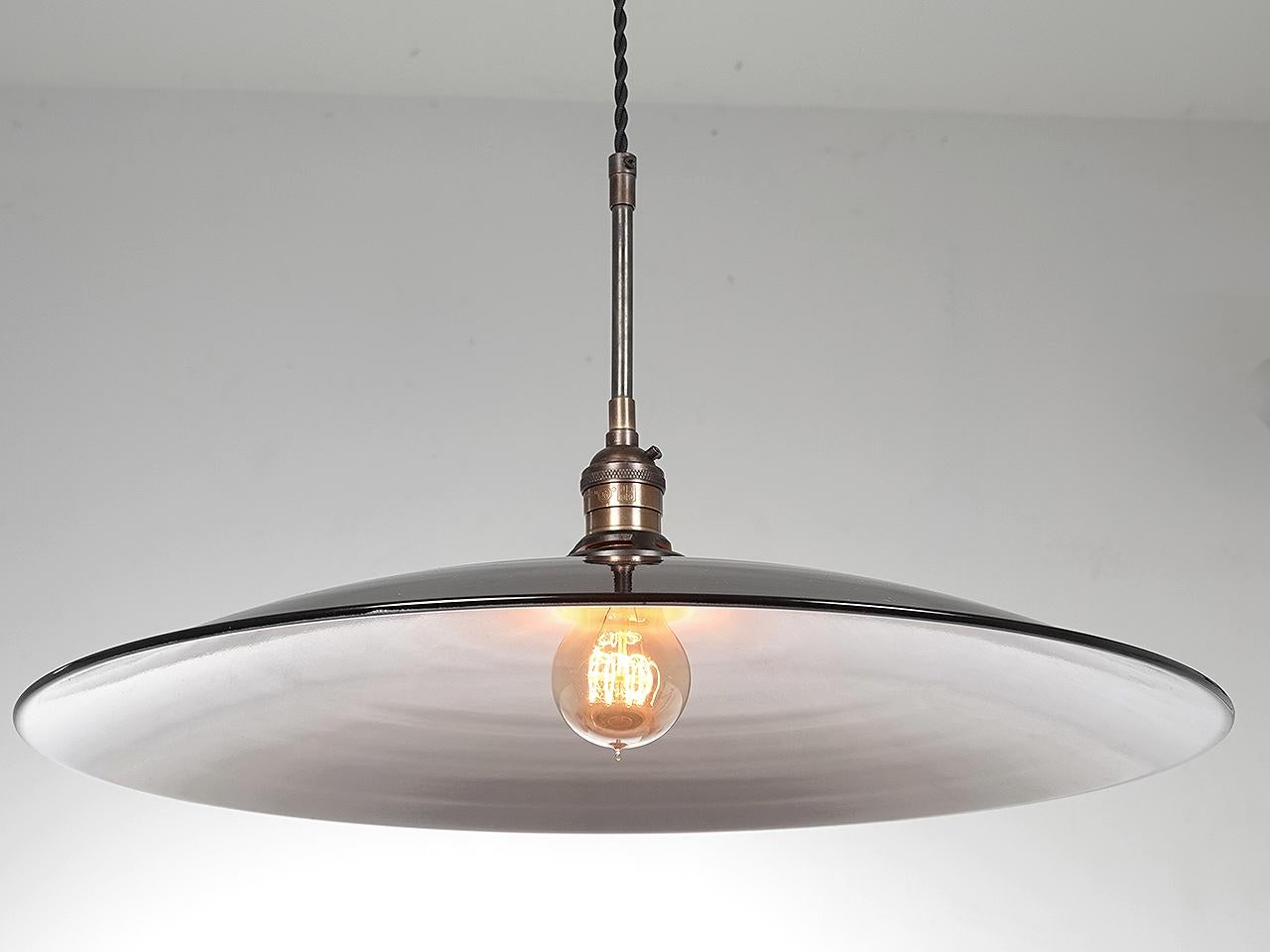 Américain Pendules bombées peu profondes en porcelaine noire/blance de 20 pouces de diamètre en vente