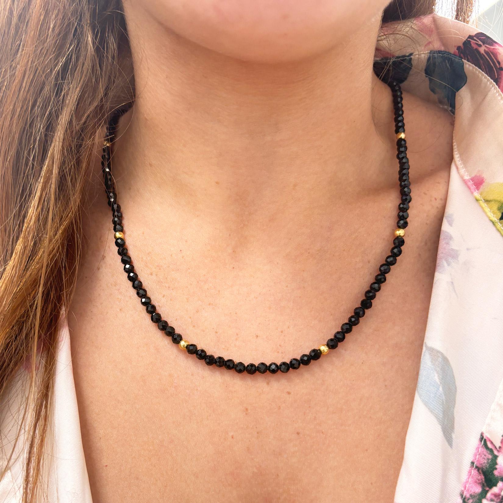 Questa bellissima collana di spinello nero da 20 pollici presenta una combinazione senza tempo di perline nere lucide intervallate da delicati accenti in oro 14k, creando un look sofisticato e aggraziato. Il filo di perline è fissato con una robusta
