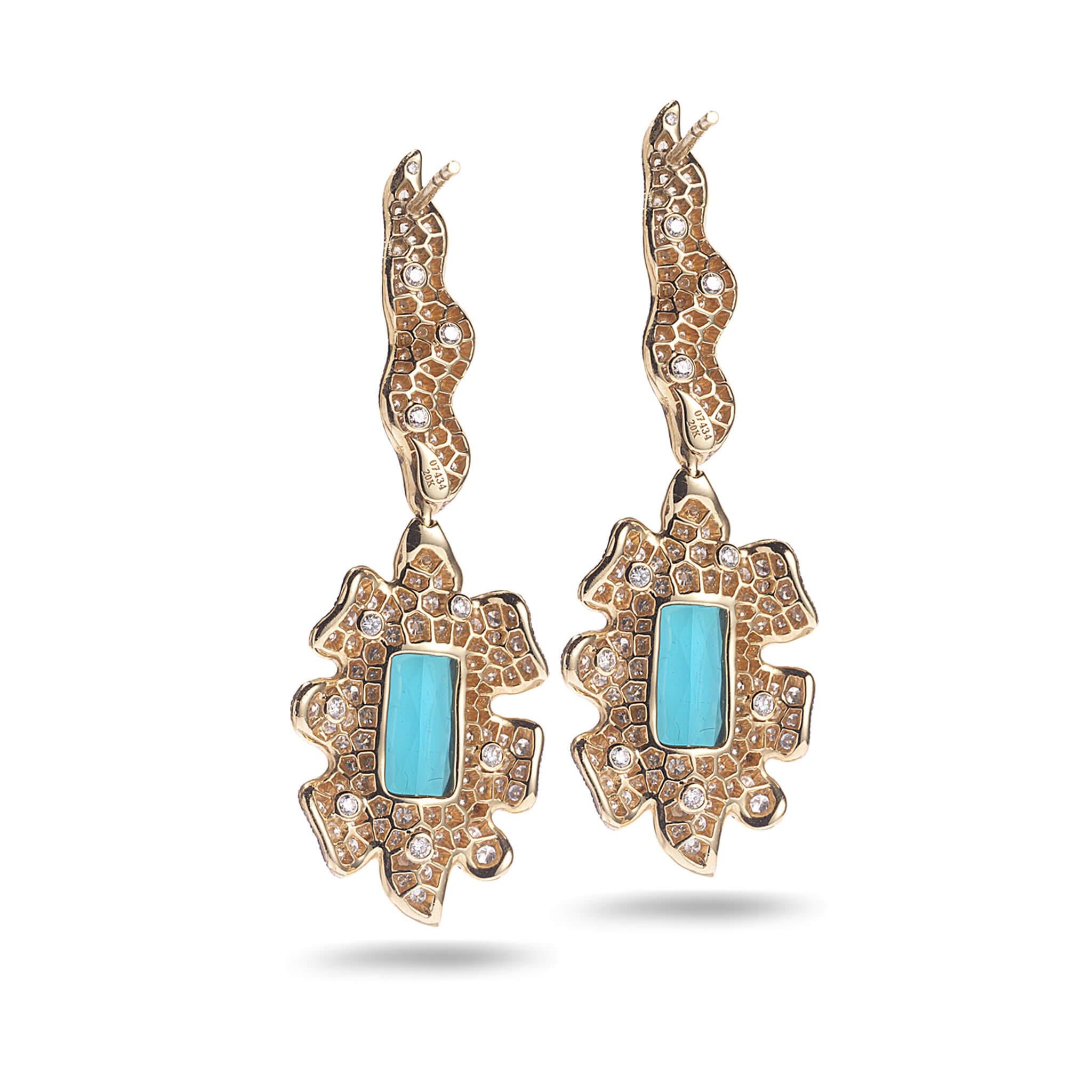Affinity drop earrings set in 20K yellow gold with 10.69cts blue tourmaline and 4.86cts diamond.
