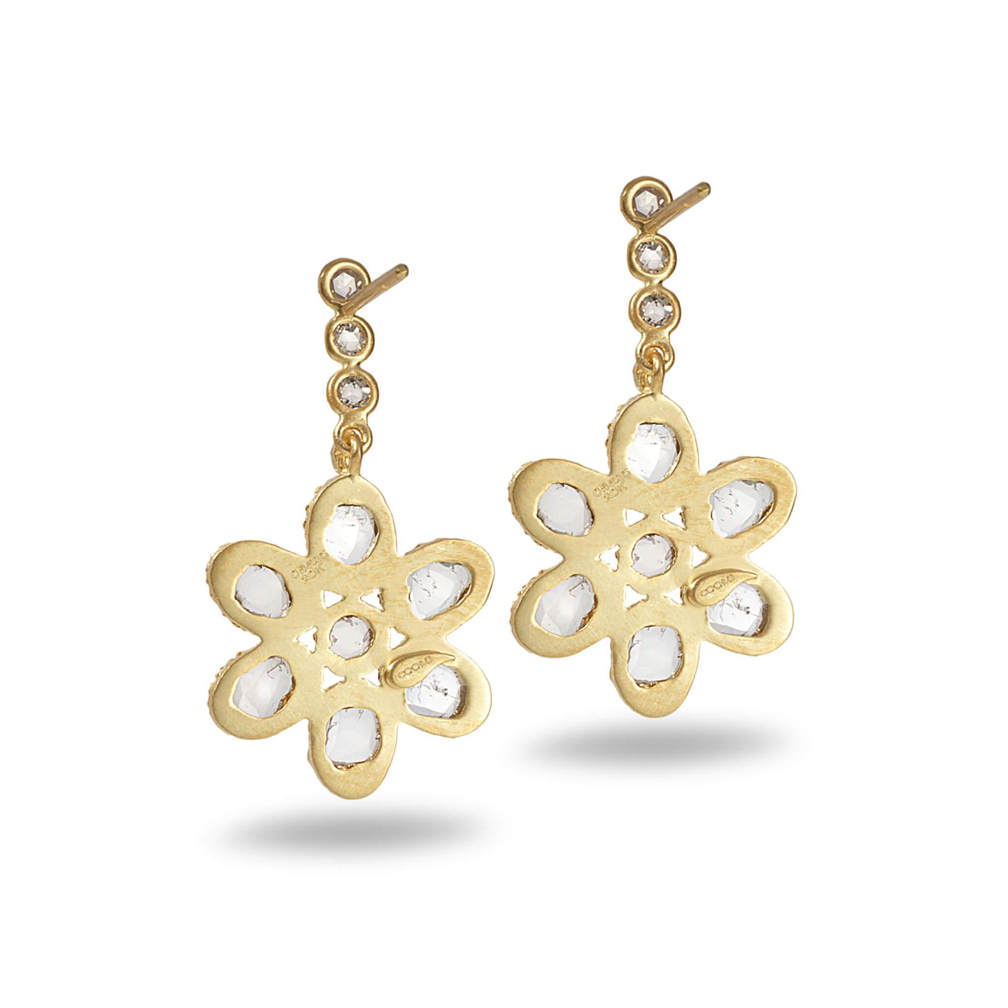 Affinity flower earrings set in 20K yellow gold with 1.47cts diamond.
