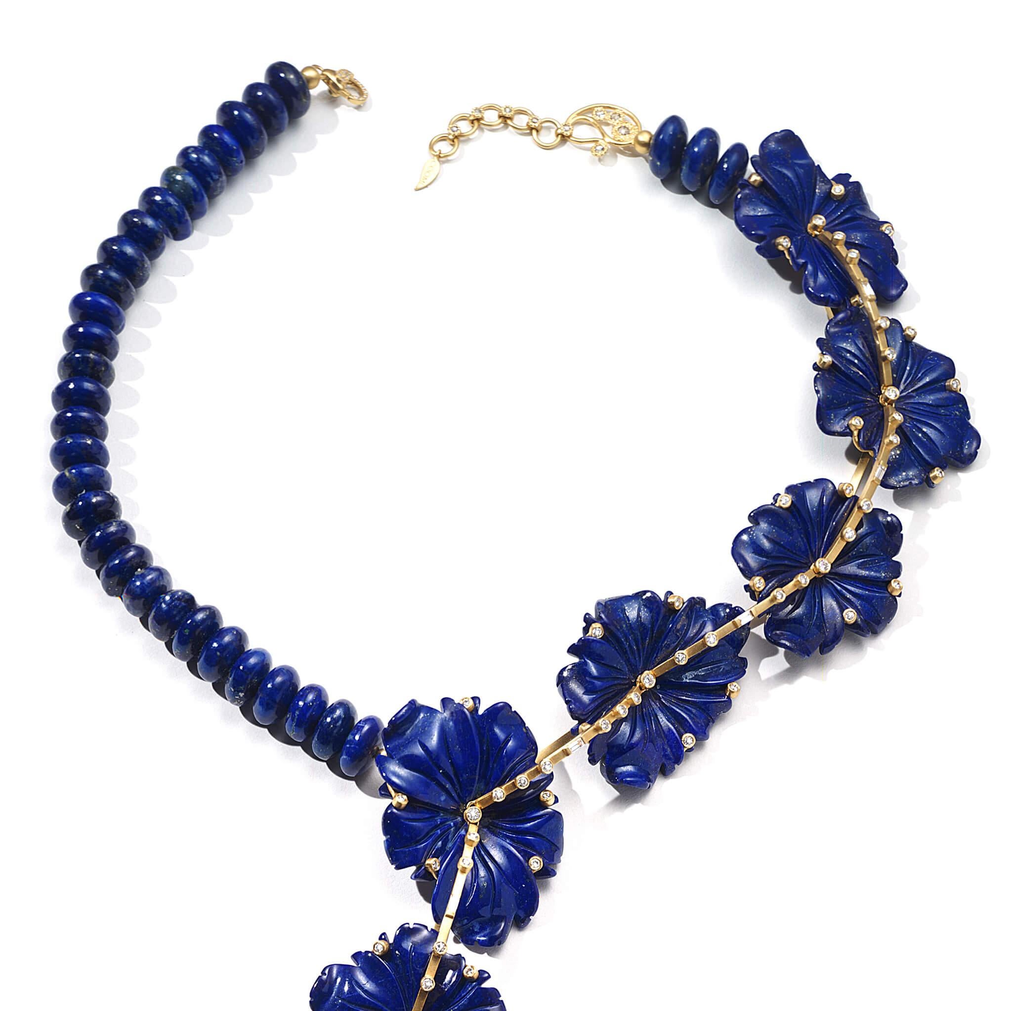 Collana con fiore Affinity in oro giallo 20K con lapis blu da 438,21 carati e diamante da 3,96 carati.
