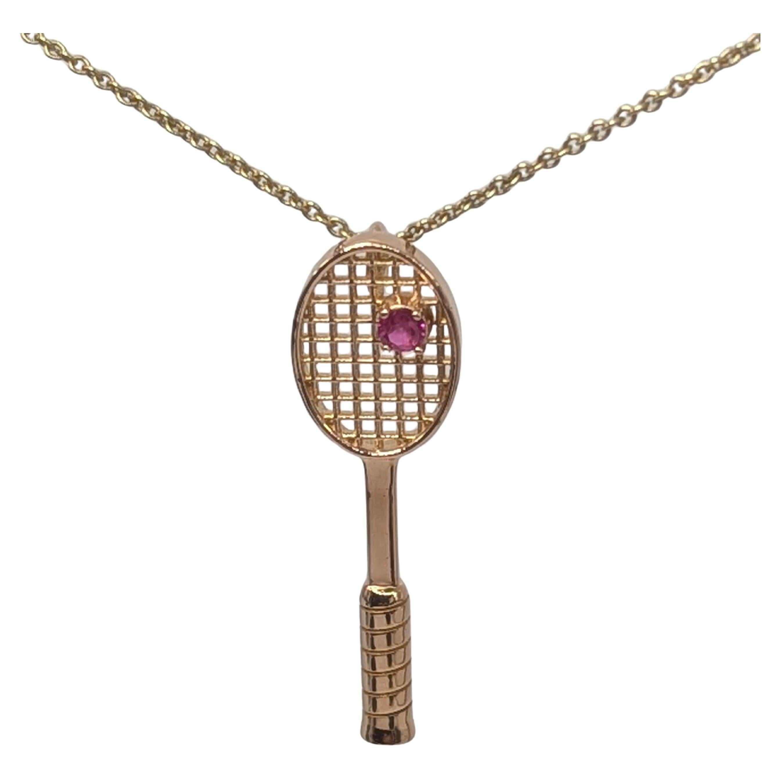Racchetta da tennis in oro rosa 20 carati e zaffiro rosa, il designer di Tiffany Thomas Kurilla non ha saputo resistere.  
 Amore, set, match!  L'ho appena preparato per un cliente. Ordine speciale. Riprendi il ritmo prima che sia troppo tardi...  