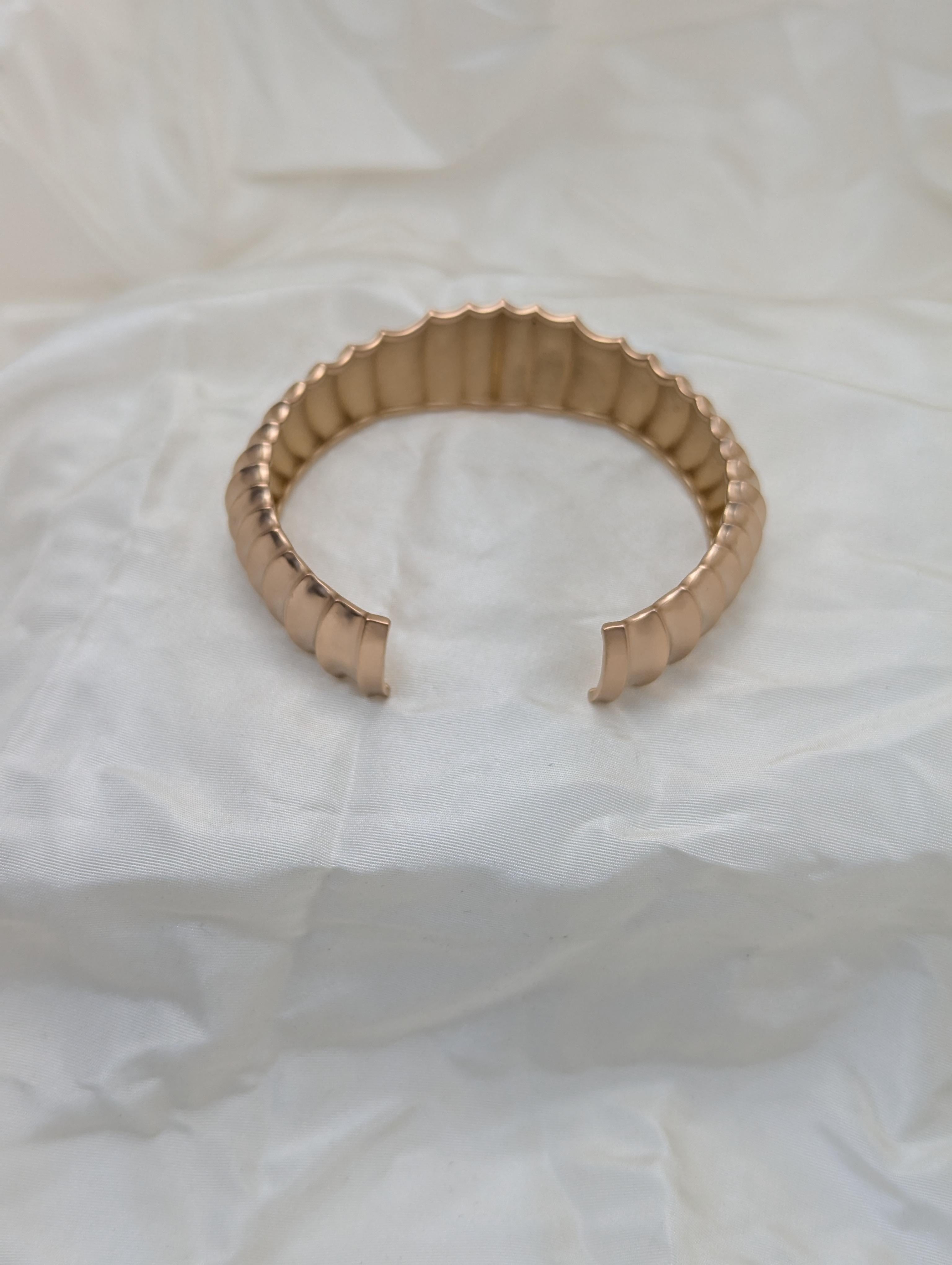 Bracelet manchette large en or rose 20 carats avec vertèbres en vente 3