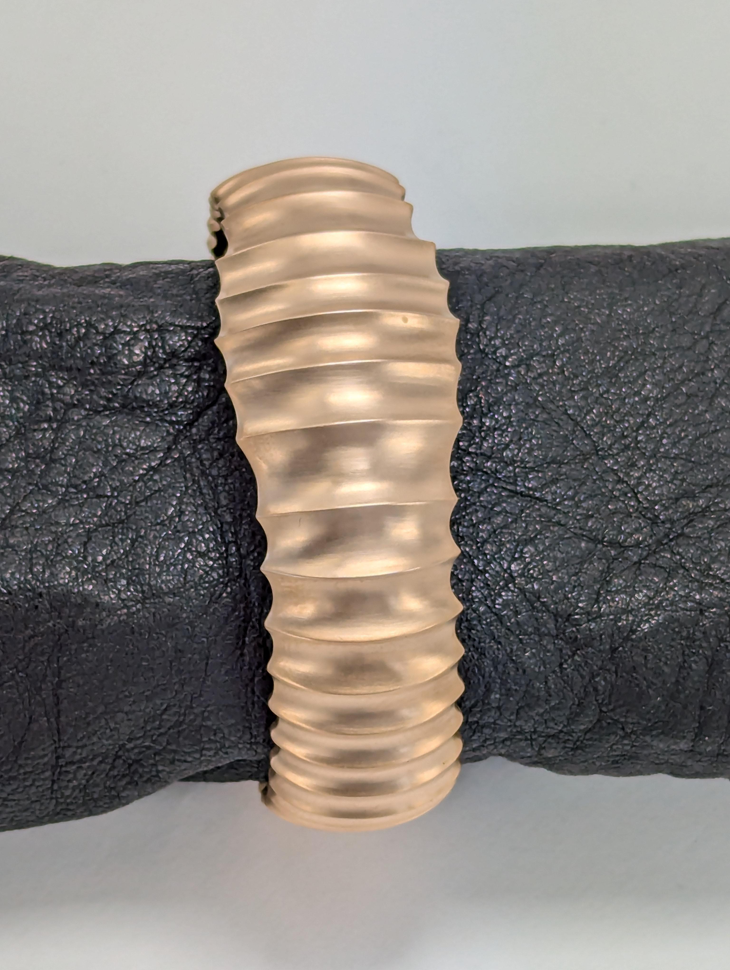 Bracelet manchette large en or rose 20 carats avec vertèbres en vente 7