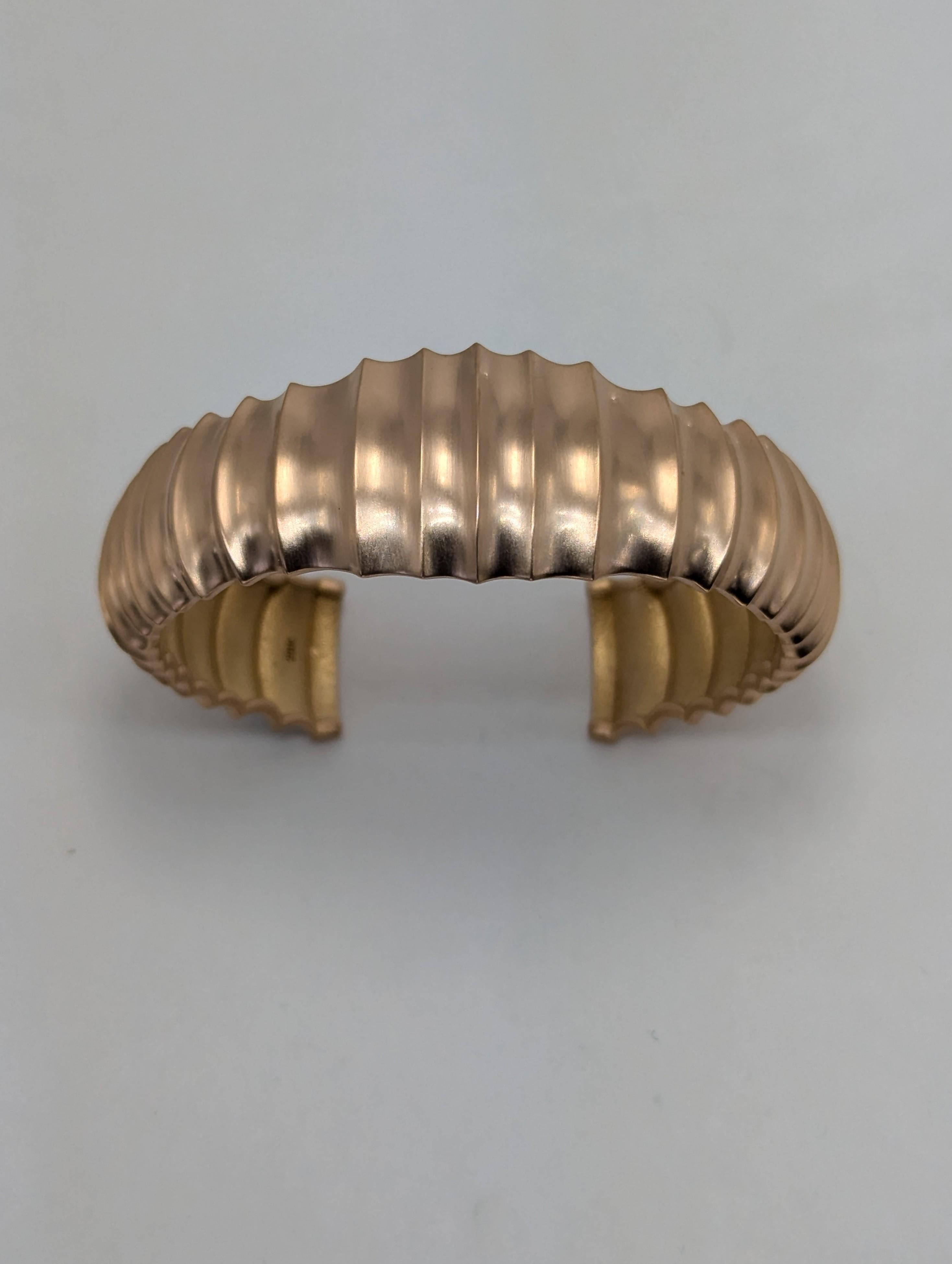 Bracelet manchette large en or rose 20 carats avec vertèbres en vente 5