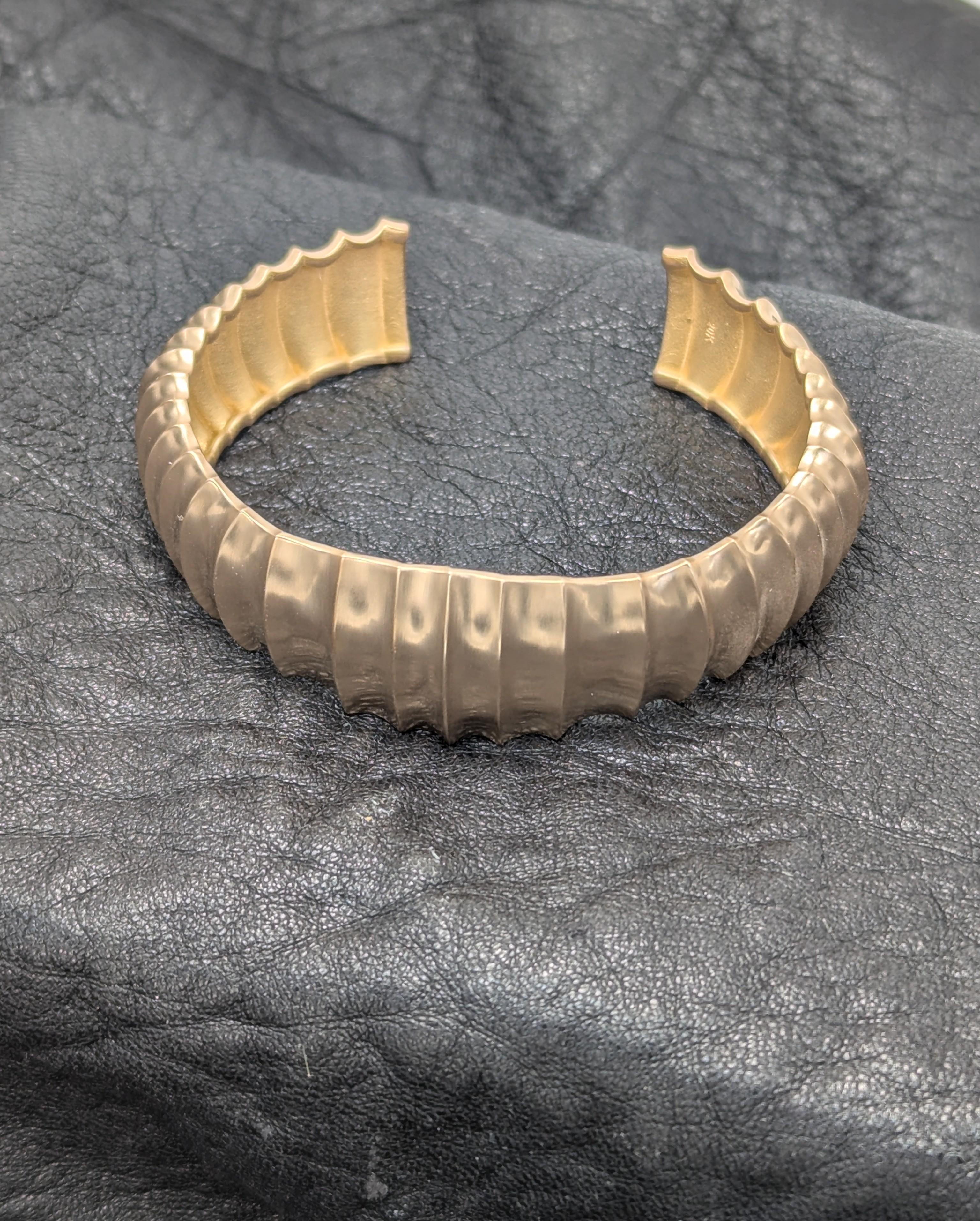 Bracelet manchette large en or rose 20 carats avec vertèbres en vente 9