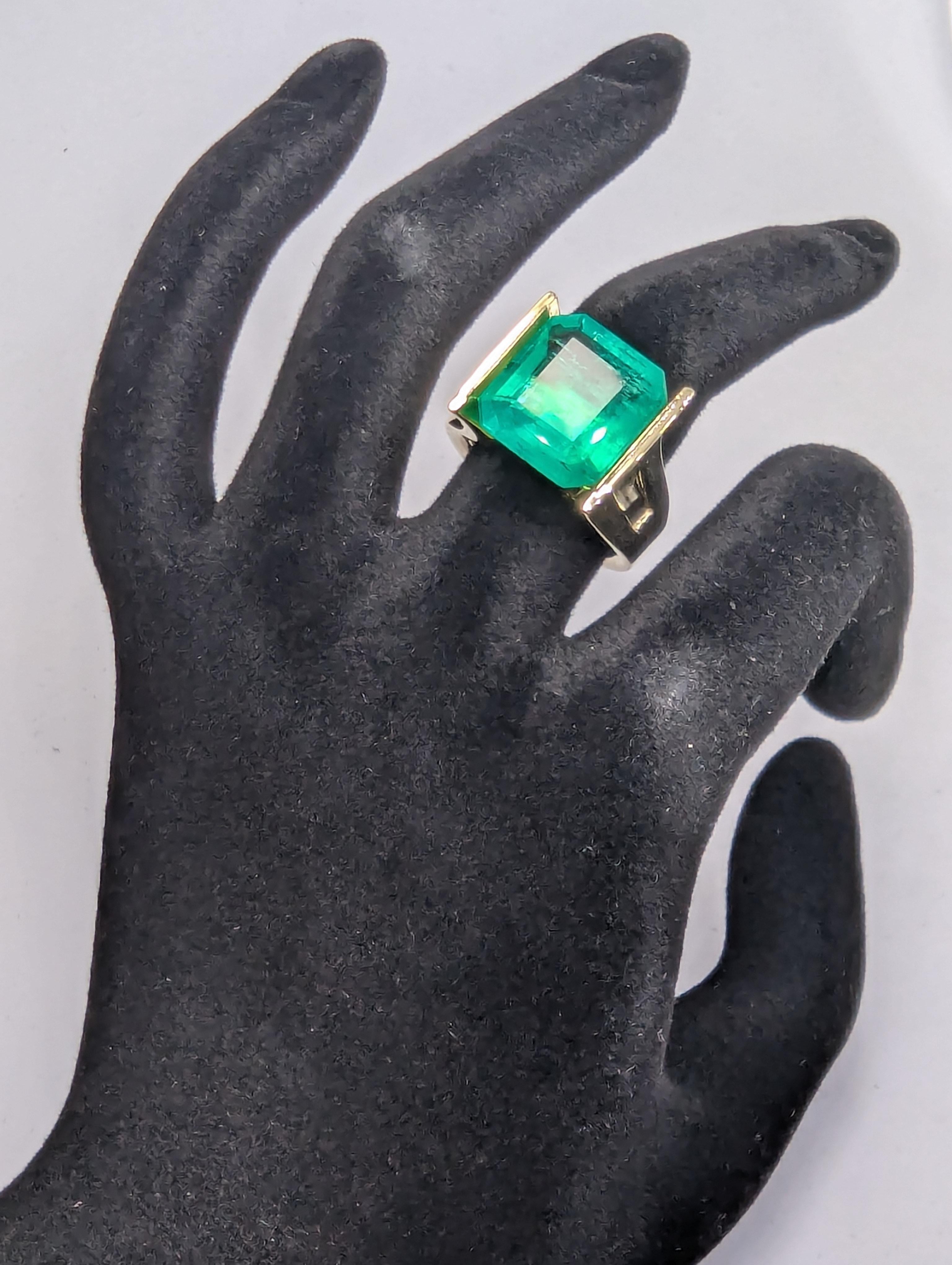in vendita:  20 Karat Yellow Gold 11.0 Carat Emerald Sculpture Ring 10