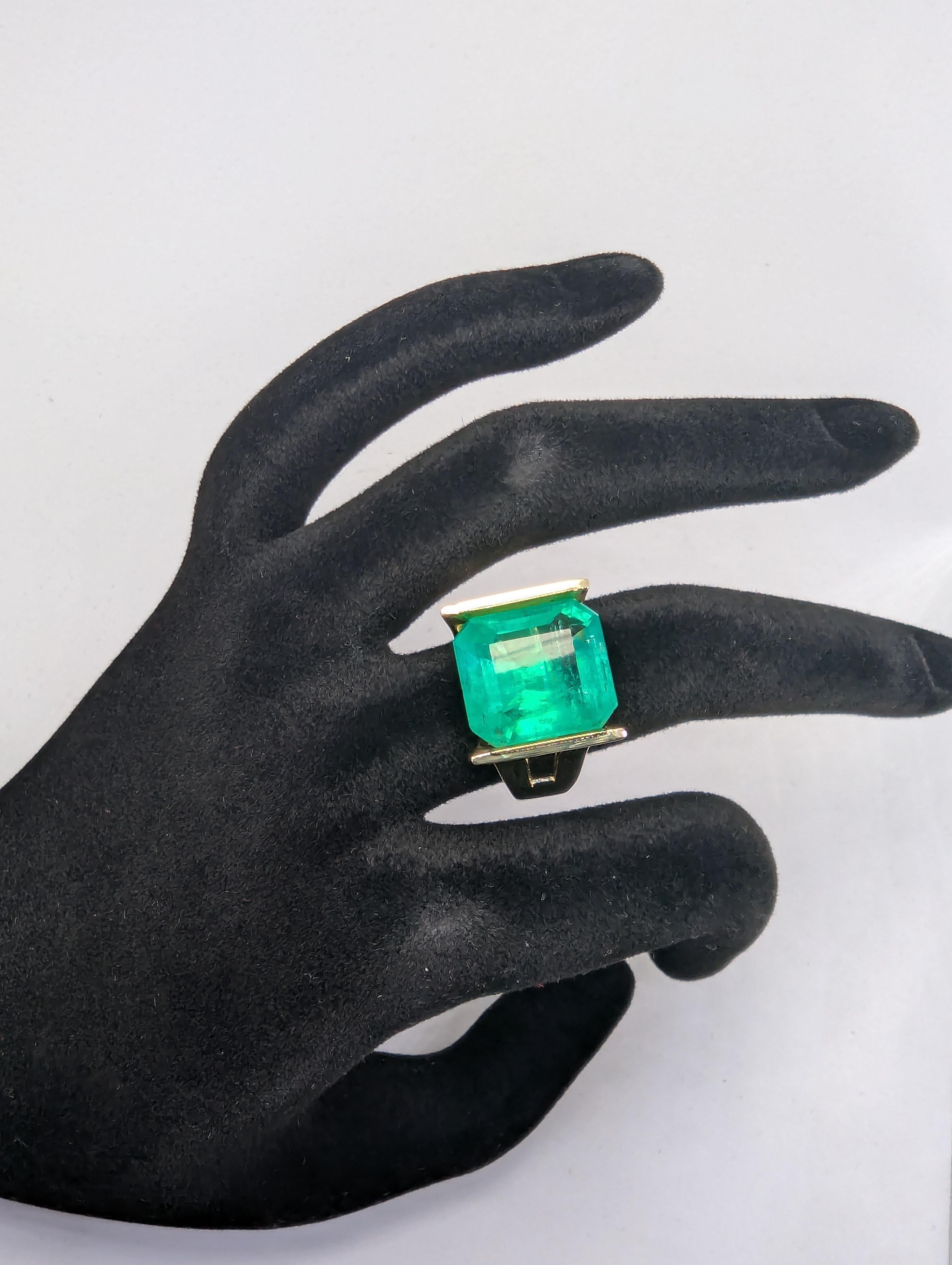 in vendita:  20 Karat Yellow Gold 11.0 Carat Emerald Sculpture Ring 11