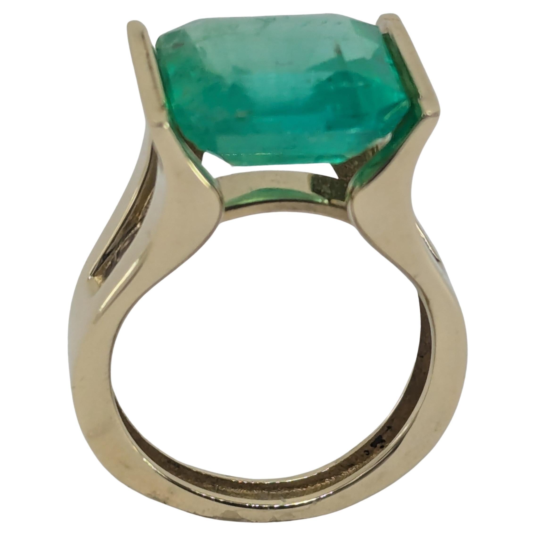 in vendita:  20 Karat Yellow Gold 11.0 Carat Emerald Sculpture Ring 2