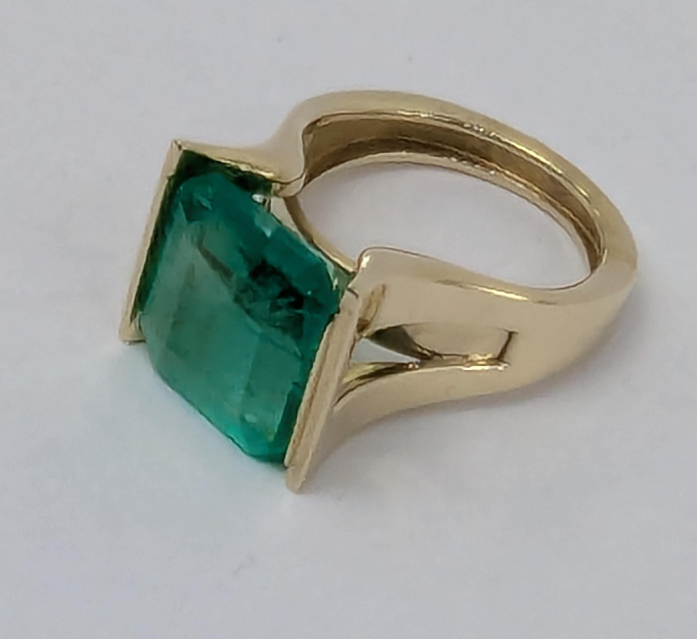 in vendita:  20 Karat Yellow Gold 11.0 Carat Emerald Sculpture Ring 3