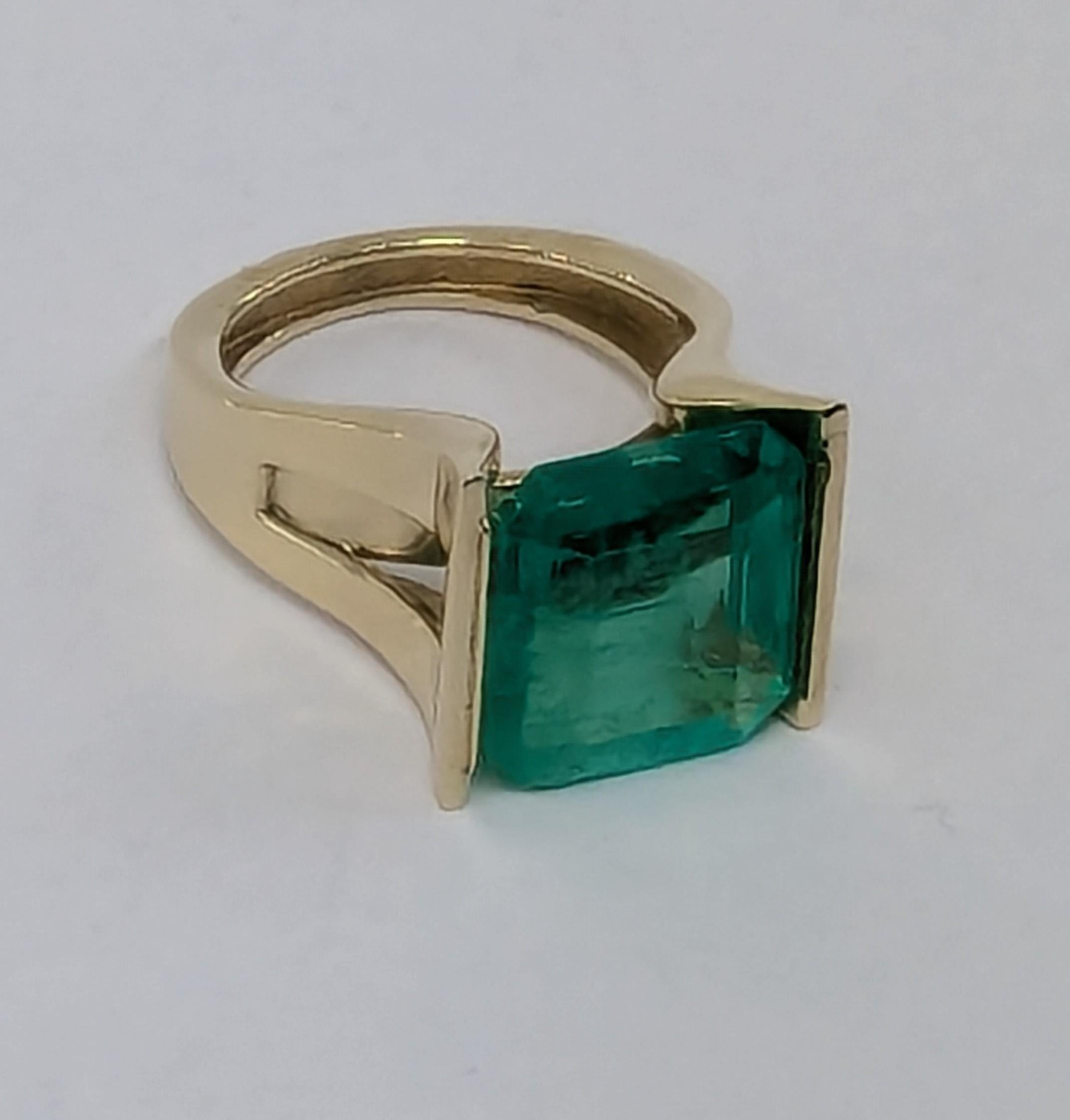 in vendita:  20 Karat Yellow Gold 11.0 Carat Emerald Sculpture Ring 4
