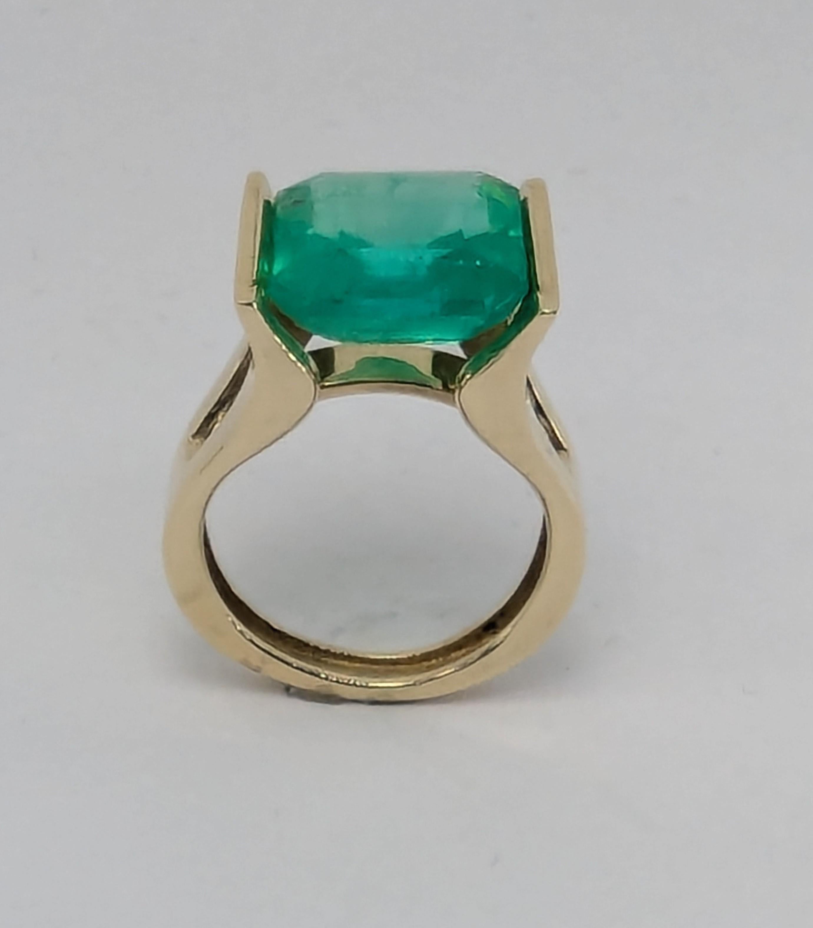 in vendita:  20 Karat Yellow Gold 11.0 Carat Emerald Sculpture Ring 5