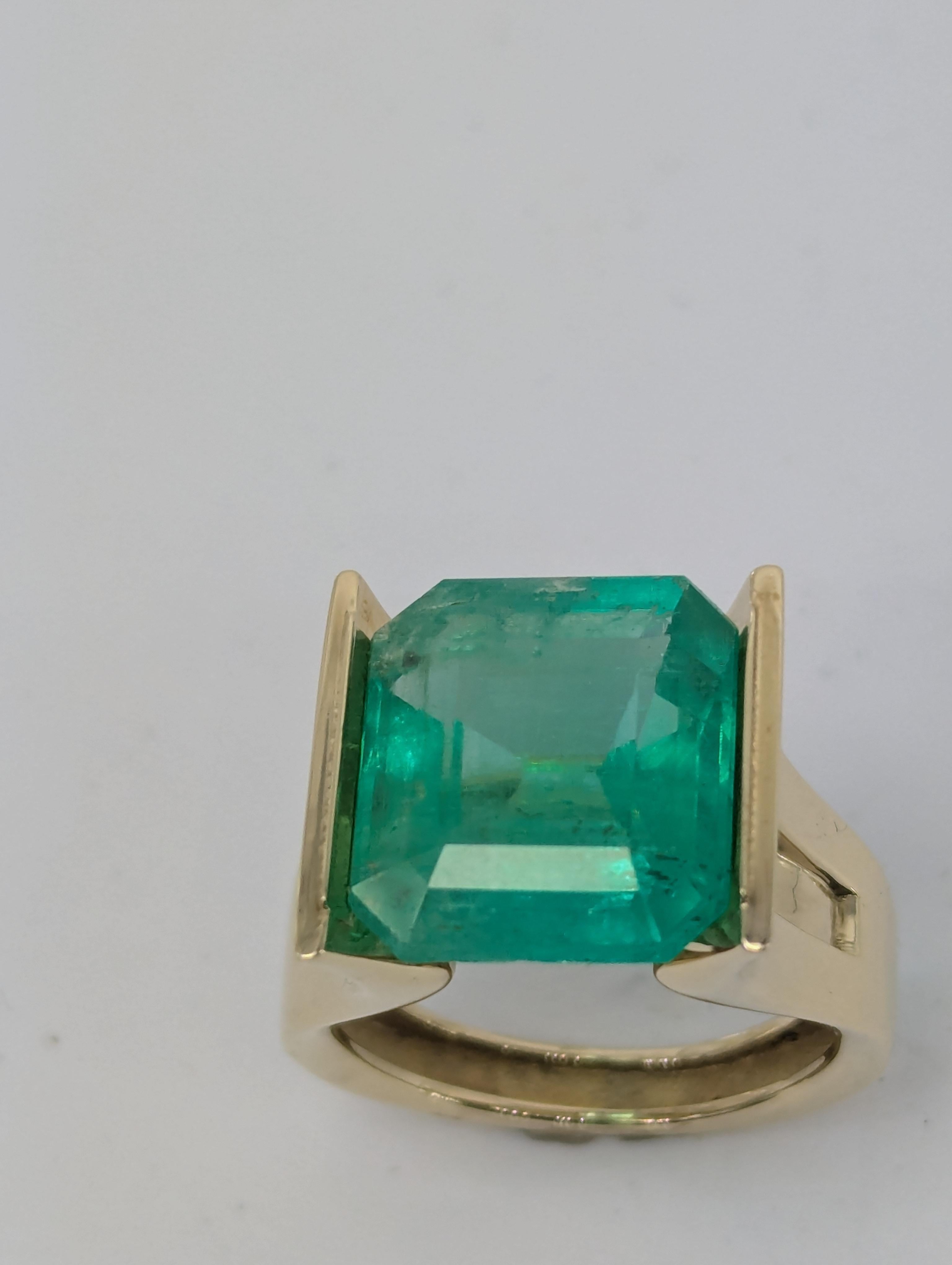 in vendita:  20 Karat Yellow Gold 11.0 Carat Emerald Sculpture Ring 6