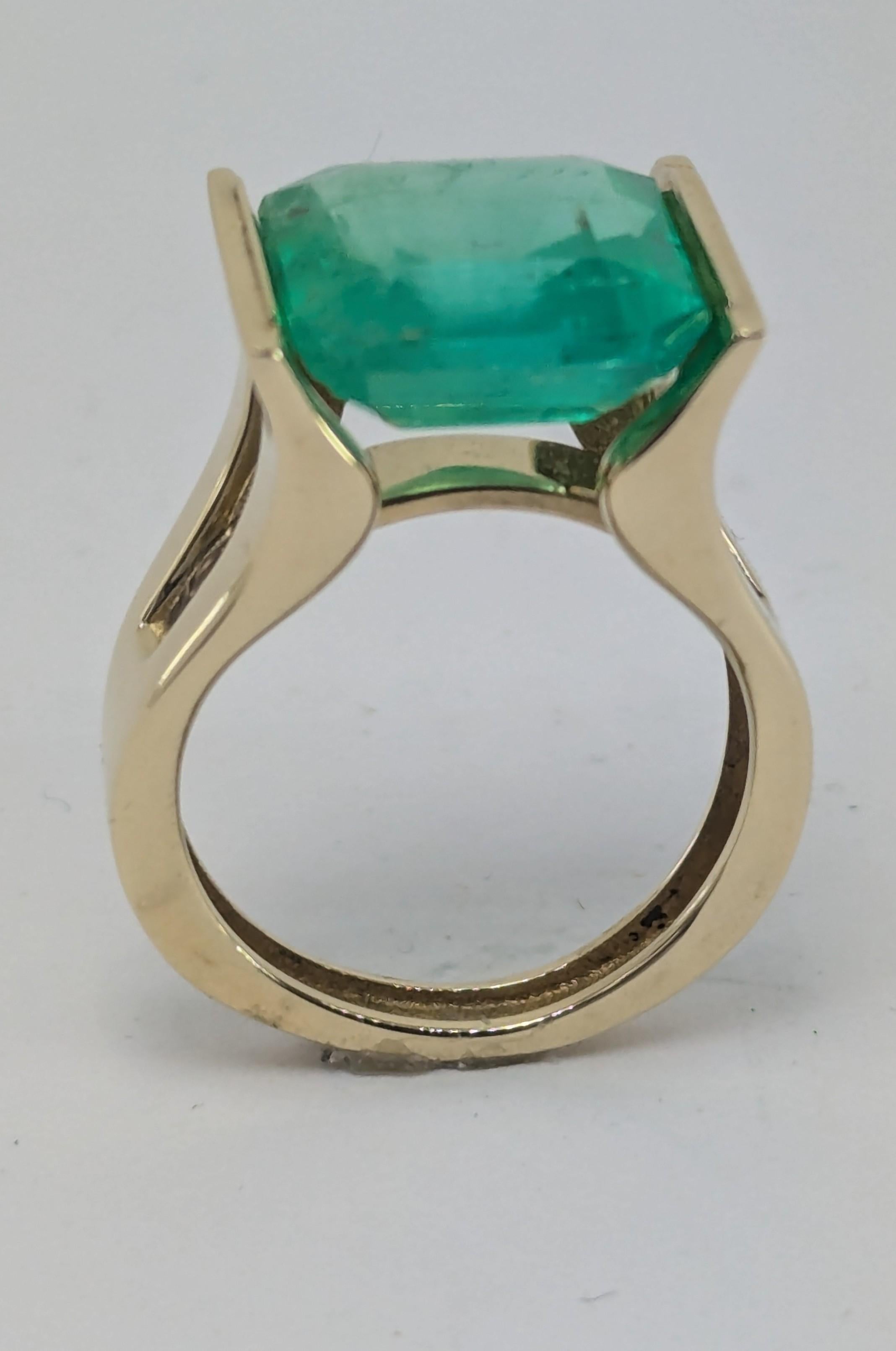 in vendita:  20 Karat Yellow Gold 11.0 Carat Emerald Sculpture Ring 7