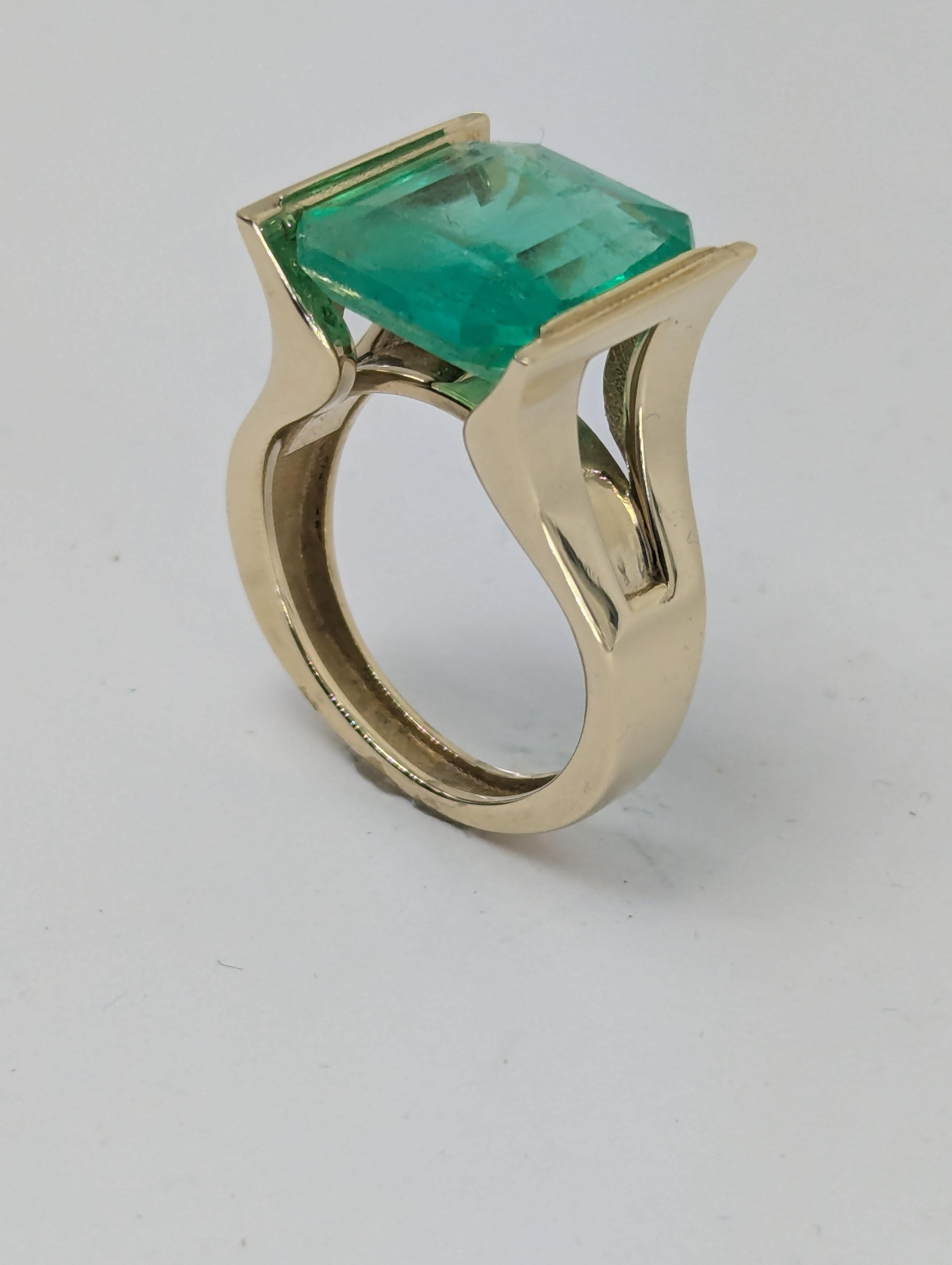 in vendita:  20 Karat Yellow Gold 11.0 Carat Emerald Sculpture Ring 8