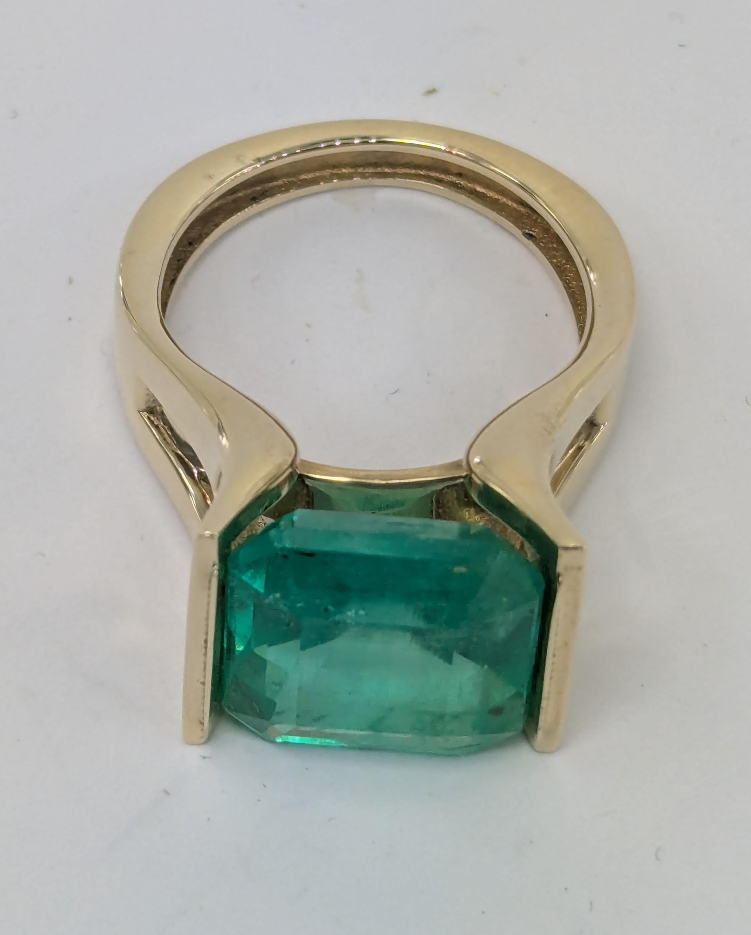 in vendita:  20 Karat Yellow Gold 11.0 Carat Emerald Sculpture Ring 9