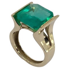 20 Karat Yellow Gold 11.0 Carat Emerald Sculpture Ring