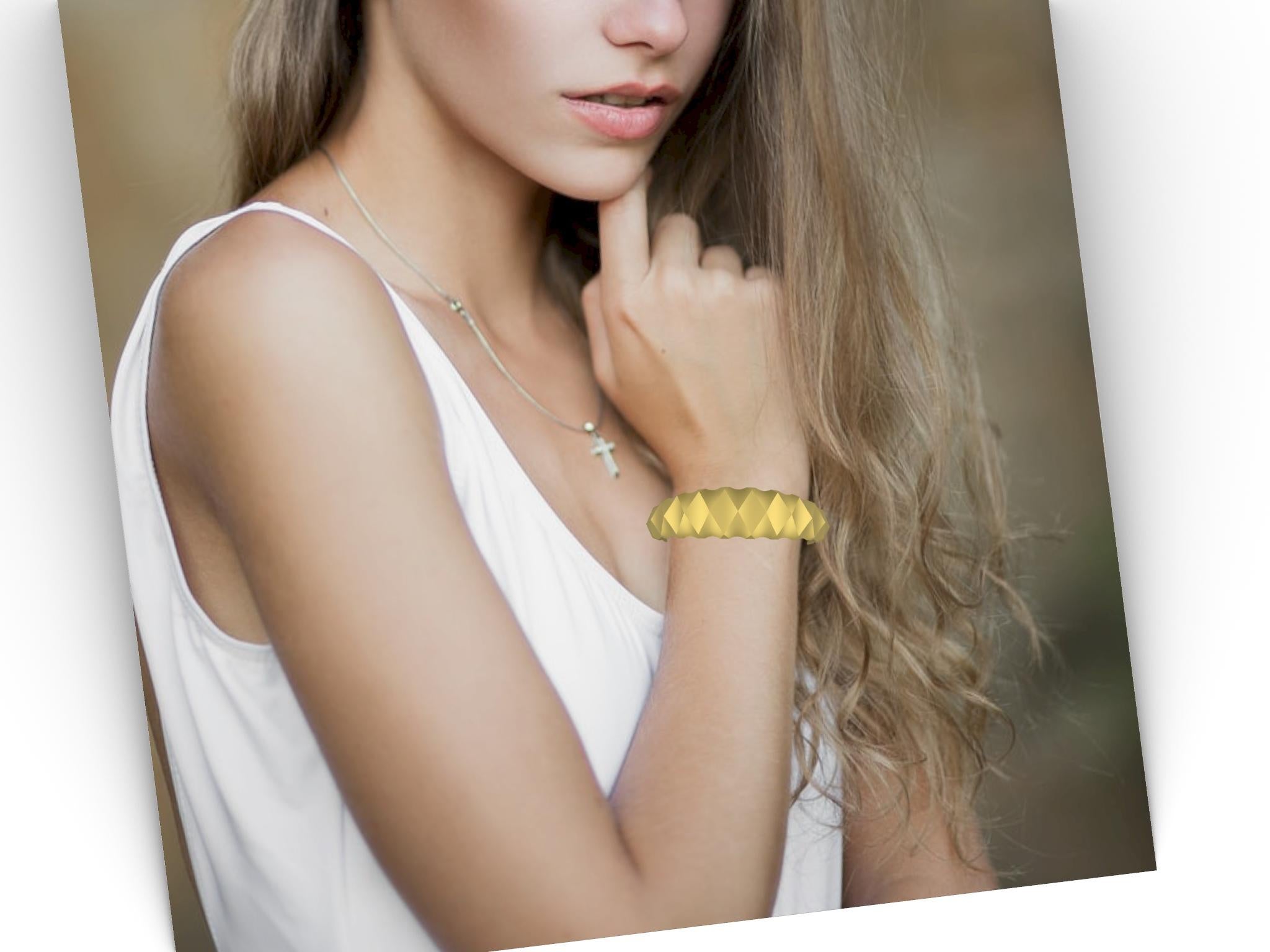 Contemporary 18 Karat Yellow Gold Rhombus Cuff Bracelet For Sale
