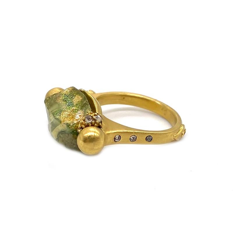 Antiker Ring aus 20 Karat Gelbgold mit antikem römischem Glas, Kugeldesign aus Gold und Diamanten im Rosenschliff. Der Ring ist hellgrün mit Patina als gut.

Individuelle Ringgröße auf Anfrage erhältlich*