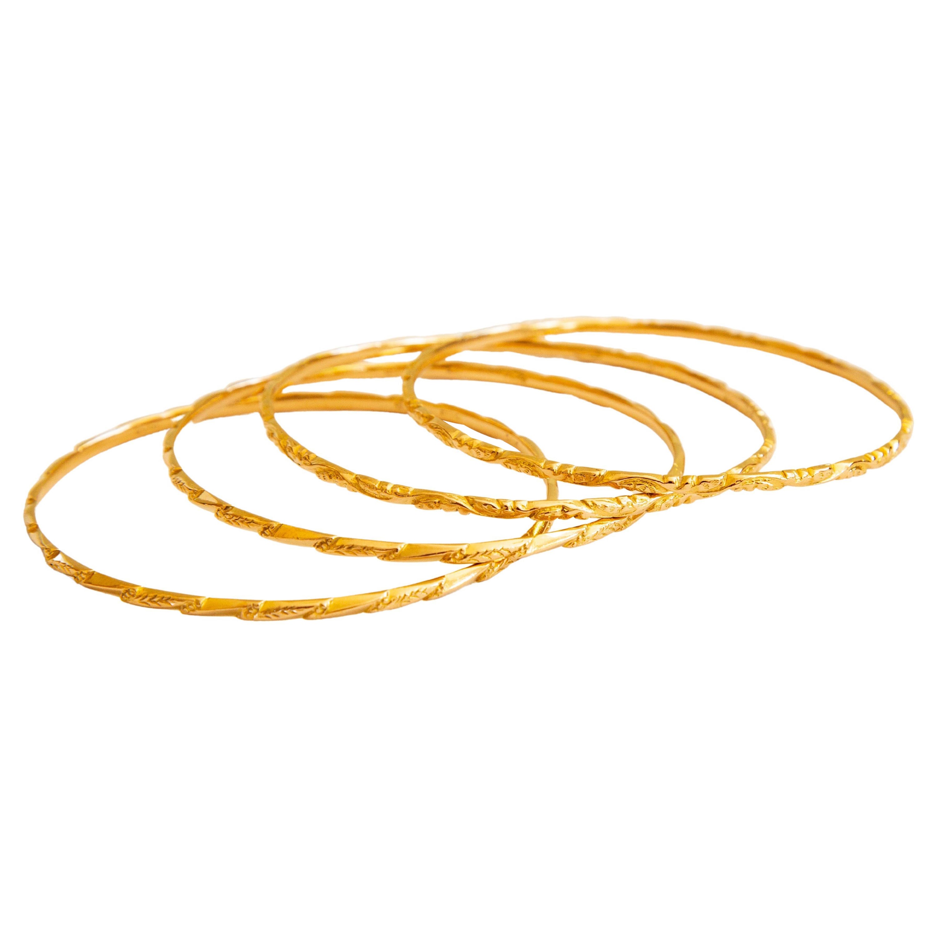 20 Karat Yellow Gold Set of Four Bangle Bracelets with Engraved Floral Pattern